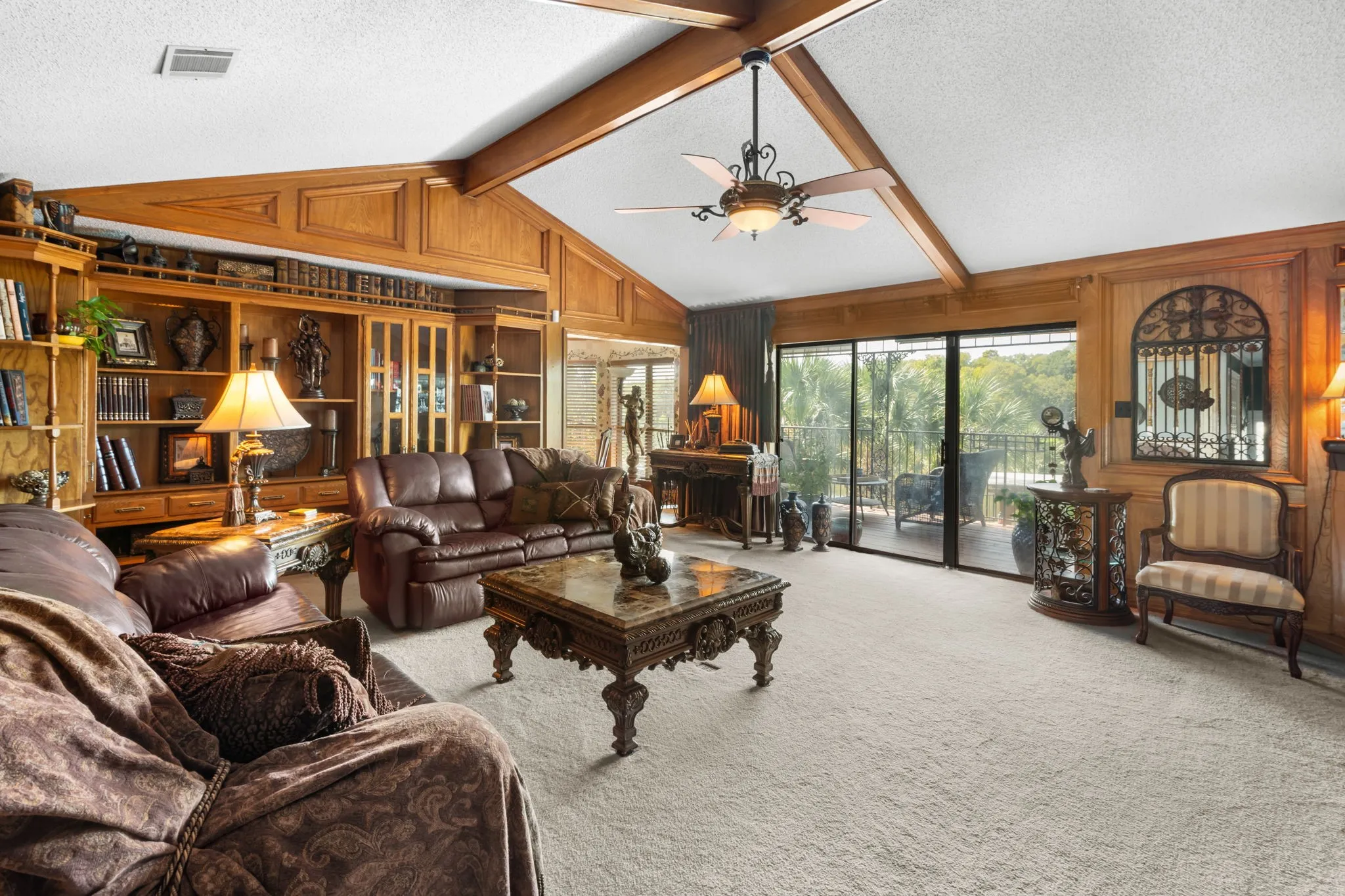 Single Family Residence For Sale in Tarrant County , 2910 Lakeshore Court, Arlington, Texas 76013, 4 Bedroom, 4 Bathroom, 3 Garage spaces, 3,333 Sqft, built in 1982, mls#21394648, Real Estate Agent in Arlington, Homes For Sale in Tarrant county, Homes For Sale in Arlington, Realtor in Arlington Texas, Real Estate Brokerage Independent Realty Texas, Luminita Cordes Realtor