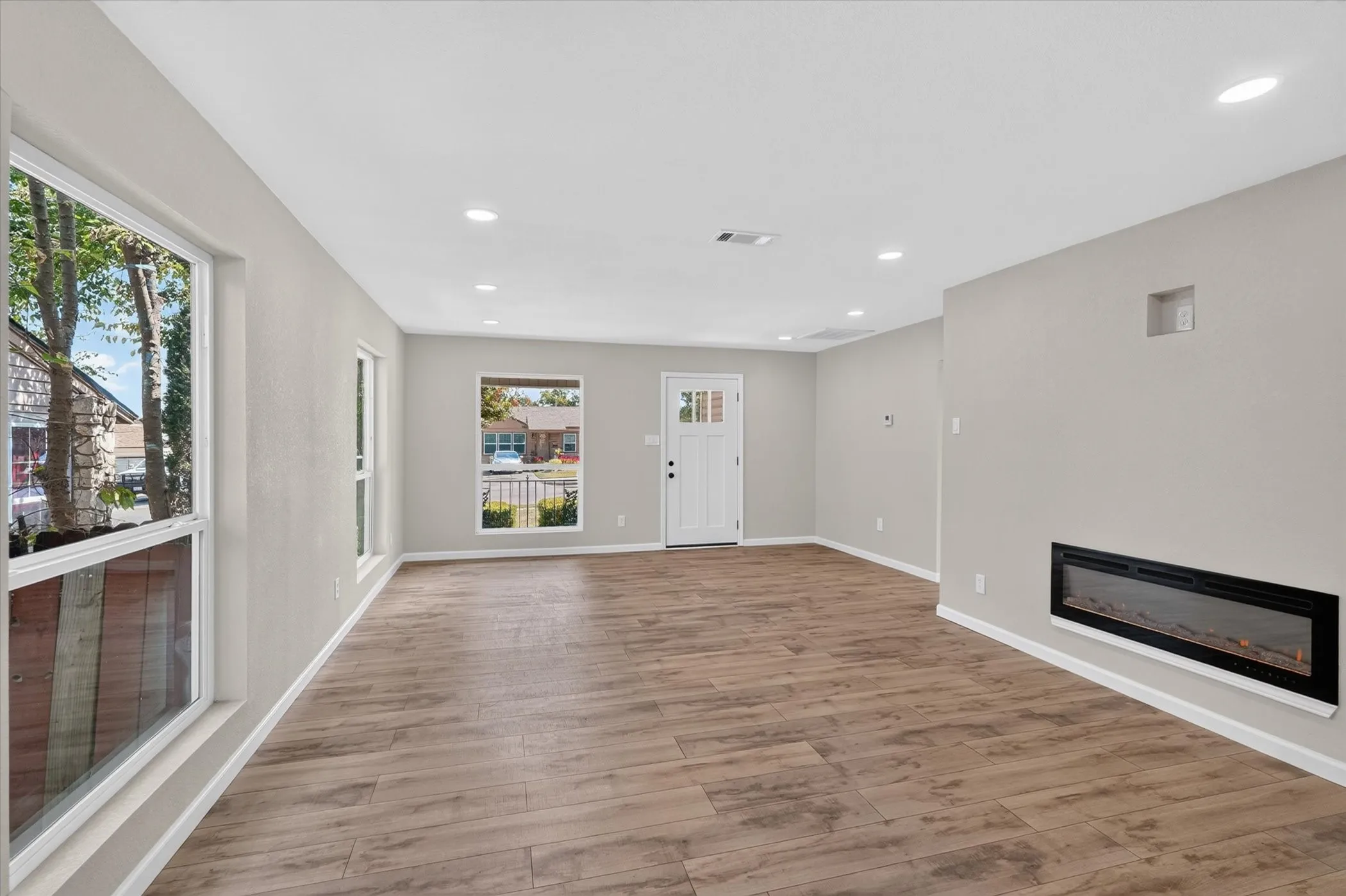 Single Family Residence For Sale in Tarrant County , 4044 Stanley Avenue, Fort Worth, Texas 76110, 3 Bedroom, 2 Bathroom, 1 Garage spaces, 1,340 Sqft, built in 1949, mls#21393623, Real Estate Agent in Fort Worth, Homes For Sale in Tarrant county, Homes For Sale in Fort Worth, Realtor in Fort Worth Texas, Real Estate Brokerage Independent Realty Texas, Luminita Cordes Realtor