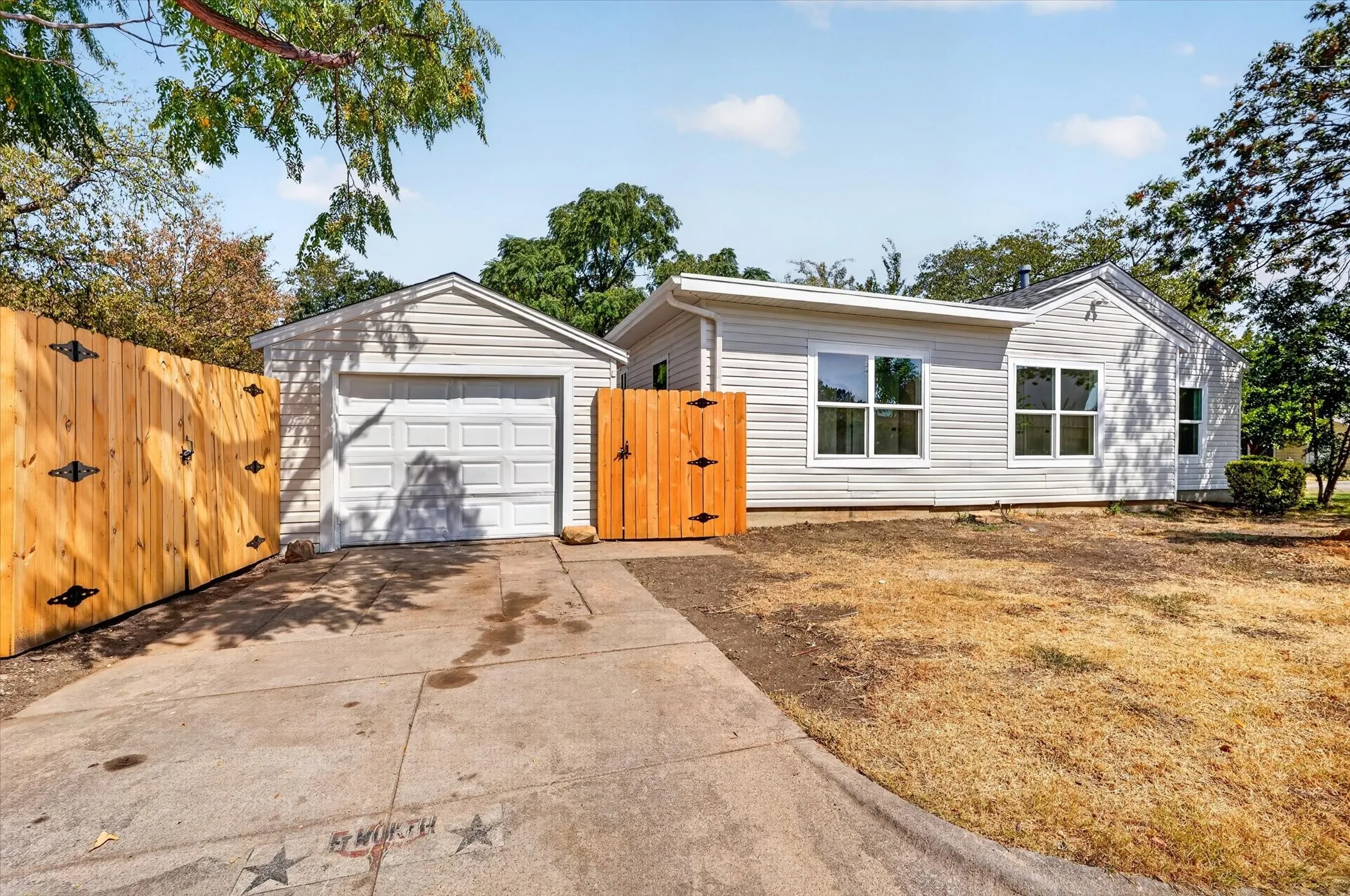 Single Family Residence For Sale in Tarrant County , 4044 Stanley Avenue, Fort Worth, Texas 76110, 3 Bedroom, 2 Bathroom, 1 Garage spaces, 1,340 Sqft, built in 1949, mls#21393623, Real Estate Agent in Fort Worth, Homes For Sale in Tarrant county, Homes For Sale in Fort Worth, Realtor in Fort Worth Texas, Real Estate Brokerage Independent Realty Texas, Luminita Cordes Realtor