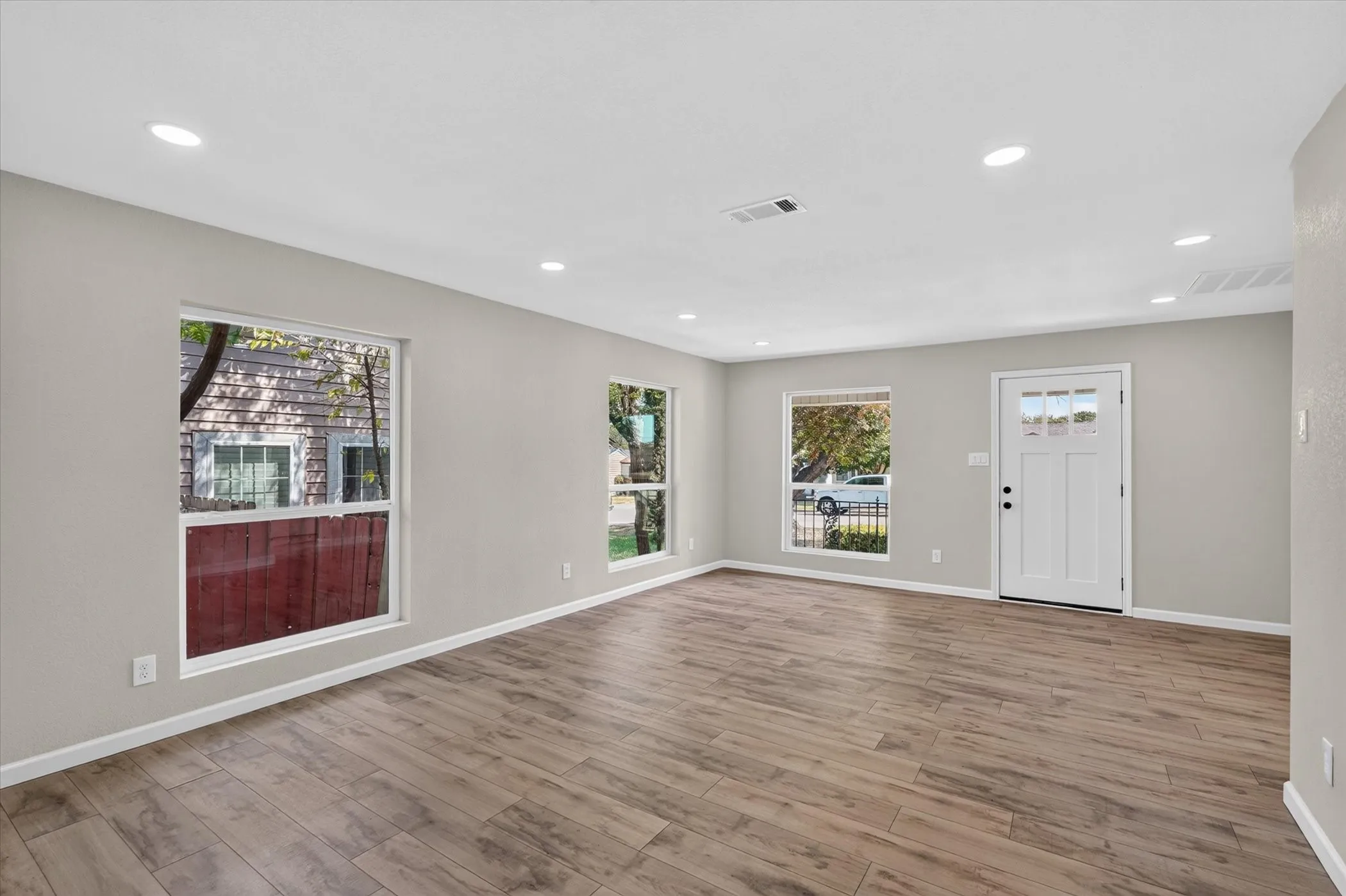 Single Family Residence For Sale in Tarrant County , 4044 Stanley Avenue, Fort Worth, Texas 76110, 3 Bedroom, 2 Bathroom, 1 Garage spaces, 1,340 Sqft, built in 1949, mls#21393623, Real Estate Agent in Fort Worth, Homes For Sale in Tarrant county, Homes For Sale in Fort Worth, Realtor in Fort Worth Texas, Real Estate Brokerage Independent Realty Texas, Luminita Cordes Realtor