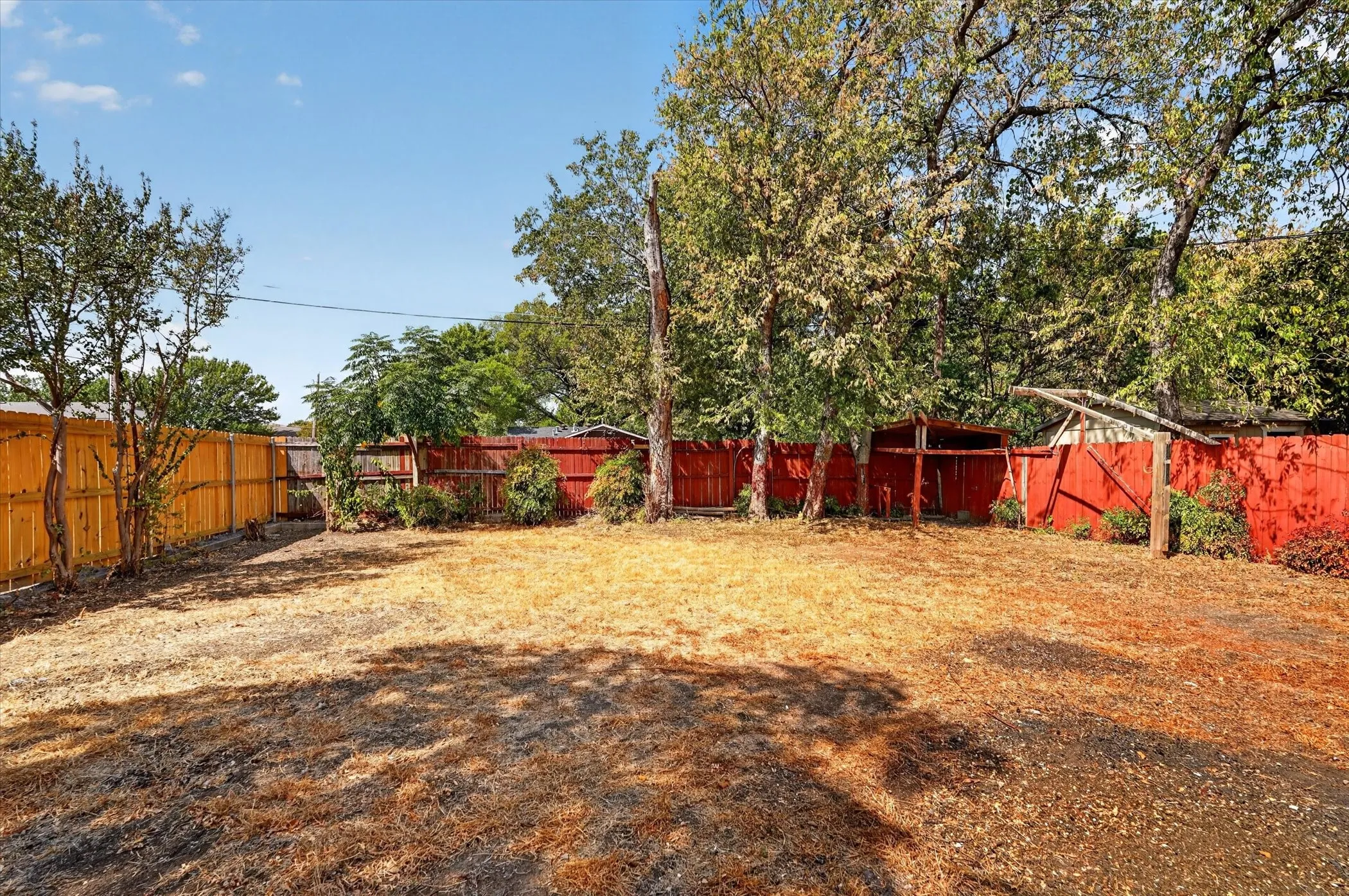 Single Family Residence For Sale in Tarrant County , 4044 Stanley Avenue, Fort Worth, Texas 76110, 3 Bedroom, 2 Bathroom, 1 Garage spaces, 1,340 Sqft, built in 1949, mls#21393623, Real Estate Agent in Fort Worth, Homes For Sale in Tarrant county, Homes For Sale in Fort Worth, Realtor in Fort Worth Texas, Real Estate Brokerage Independent Realty Texas, Luminita Cordes Realtor