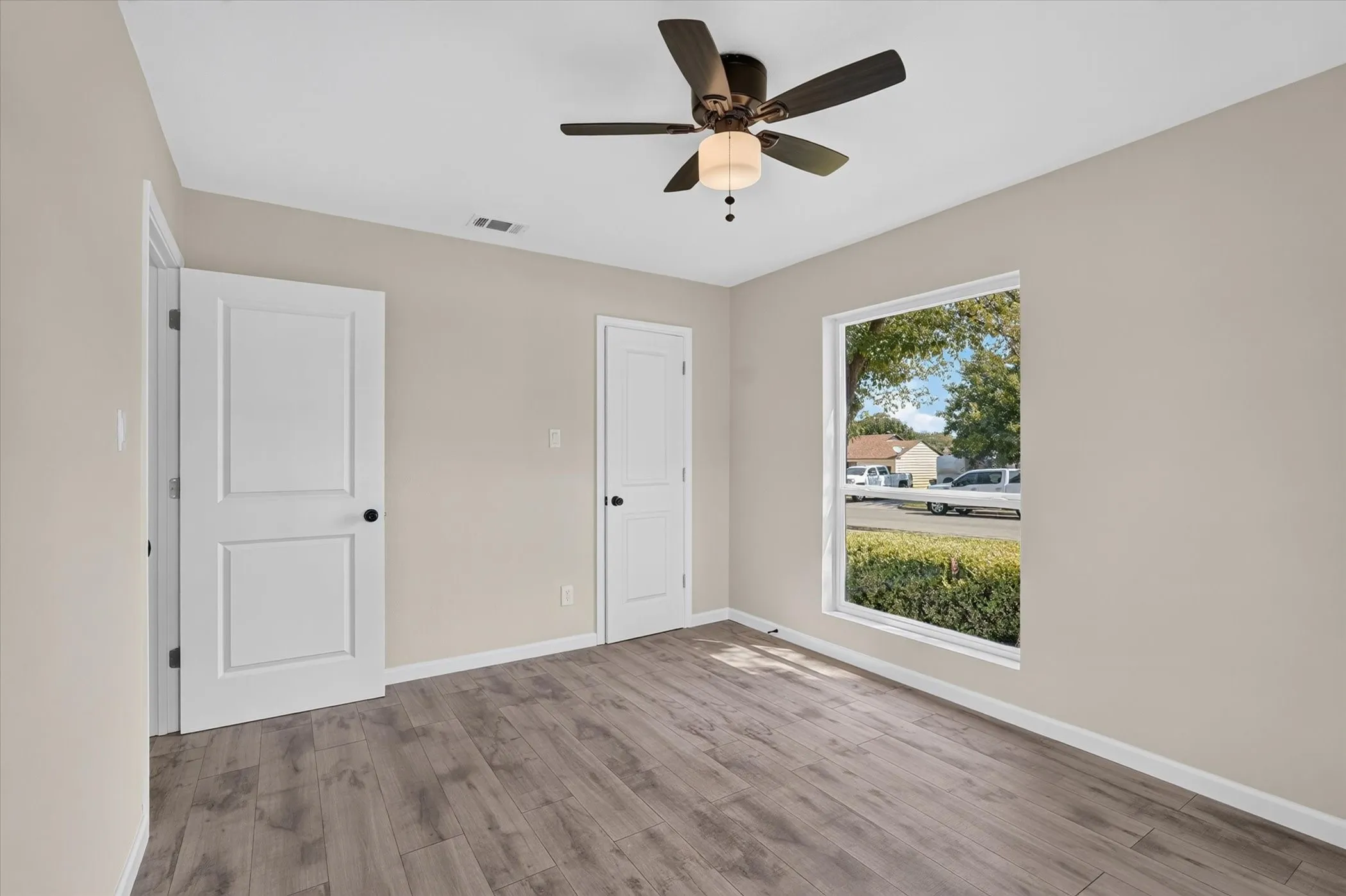 Single Family Residence For Sale in Tarrant County , 4044 Stanley Avenue, Fort Worth, Texas 76110, 3 Bedroom, 2 Bathroom, 1 Garage spaces, 1,340 Sqft, built in 1949, mls#21393623, Real Estate Agent in Fort Worth, Homes For Sale in Tarrant county, Homes For Sale in Fort Worth, Realtor in Fort Worth Texas, Real Estate Brokerage Independent Realty Texas, Luminita Cordes Realtor