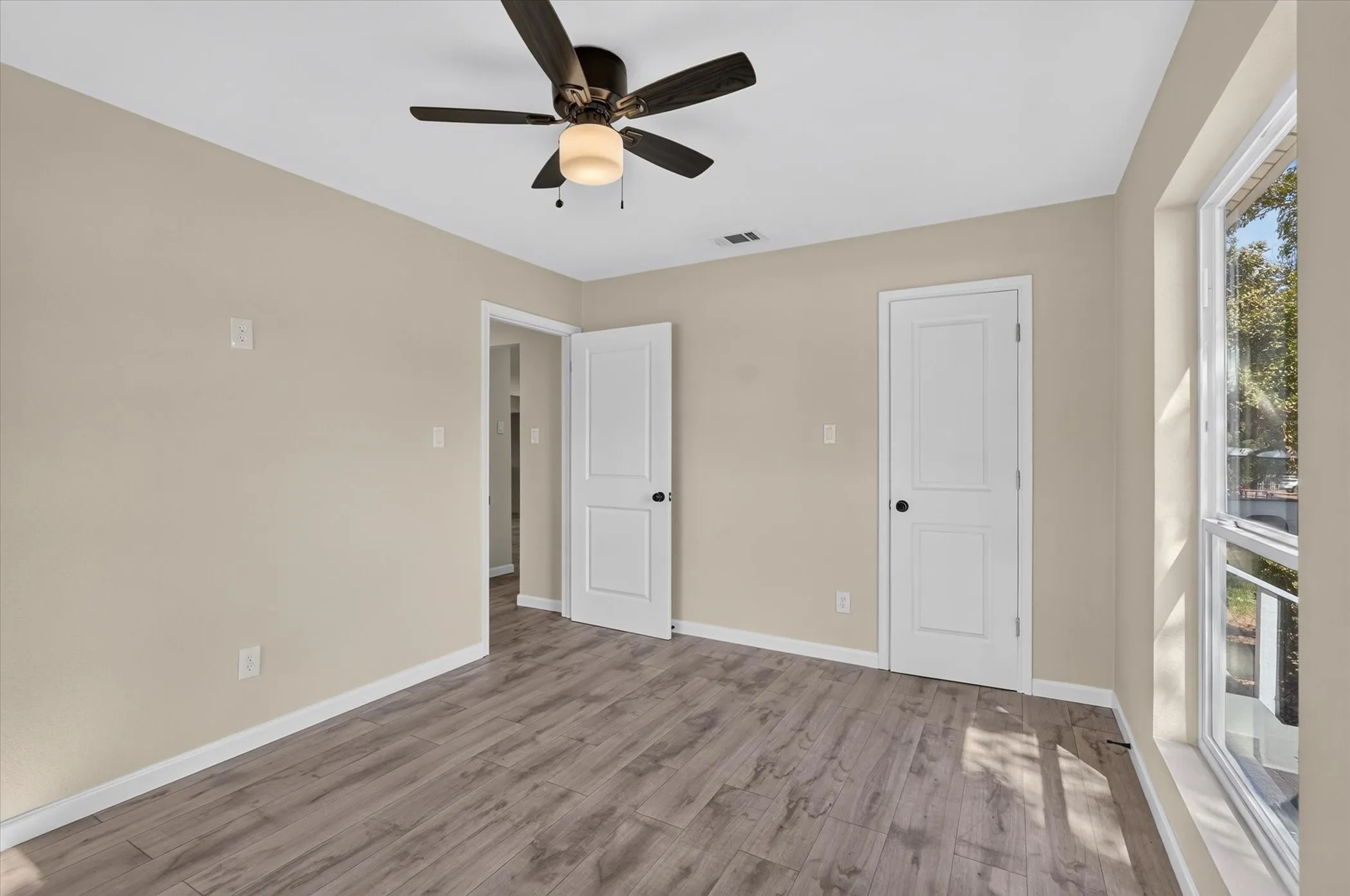 Single Family Residence For Sale in Tarrant County , 4044 Stanley Avenue, Fort Worth, Texas 76110, 3 Bedroom, 2 Bathroom, 1 Garage spaces, 1,340 Sqft, built in 1949, mls#21393623, Real Estate Agent in Fort Worth, Homes For Sale in Tarrant county, Homes For Sale in Fort Worth, Realtor in Fort Worth Texas, Real Estate Brokerage Independent Realty Texas, Luminita Cordes Realtor