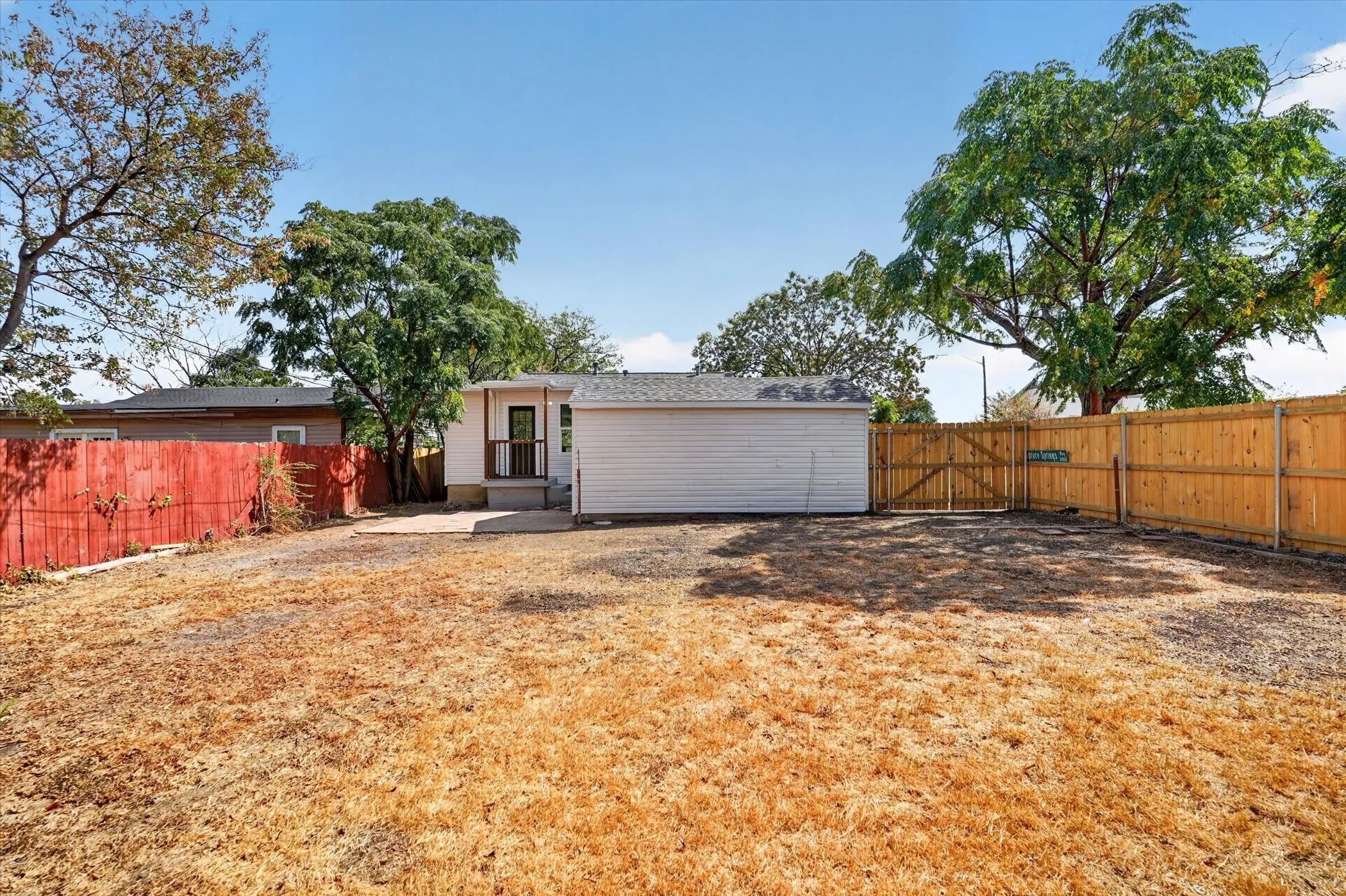 Single Family Residence For Sale in Tarrant County , 4044 Stanley Avenue, Fort Worth, Texas 76110, 3 Bedroom, 2 Bathroom, 1 Garage spaces, 1,340 Sqft, built in 1949, mls#21393623, Real Estate Agent in Fort Worth, Homes For Sale in Tarrant county, Homes For Sale in Fort Worth, Realtor in Fort Worth Texas, Real Estate Brokerage Independent Realty Texas, Luminita Cordes Realtor