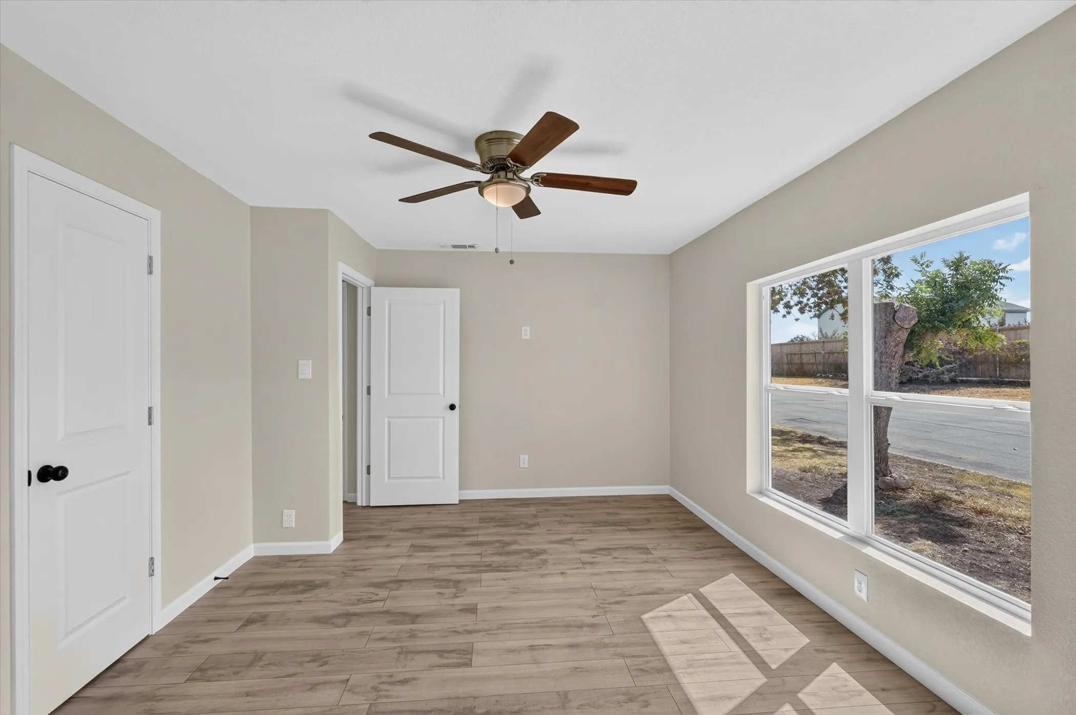 Single Family Residence For Sale in Tarrant County , 4044 Stanley Avenue, Fort Worth, Texas 76110, 3 Bedroom, 2 Bathroom, 1 Garage spaces, 1,340 Sqft, built in 1949, mls#21393623, Real Estate Agent in Fort Worth, Homes For Sale in Tarrant county, Homes For Sale in Fort Worth, Realtor in Fort Worth Texas, Real Estate Brokerage Independent Realty Texas, Luminita Cordes Realtor