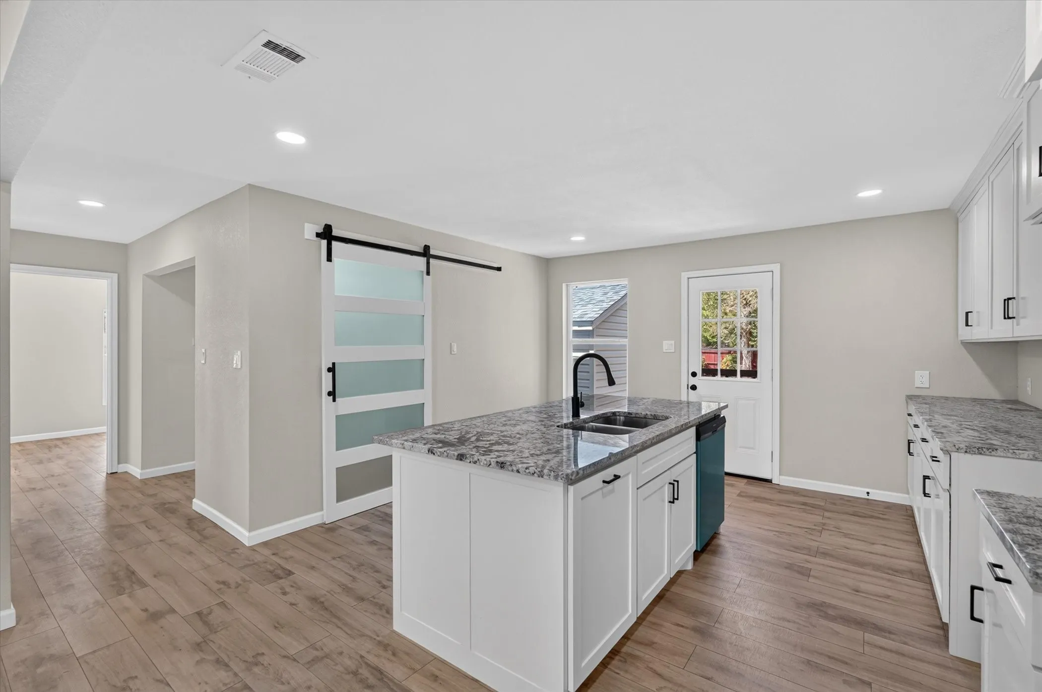 Single Family Residence For Sale in Tarrant County , 4044 Stanley Avenue, Fort Worth, Texas 76110, 3 Bedroom, 2 Bathroom, 1 Garage spaces, 1,340 Sqft, built in 1949, mls#21393623, Real Estate Agent in Fort Worth, Homes For Sale in Tarrant county, Homes For Sale in Fort Worth, Realtor in Fort Worth Texas, Real Estate Brokerage Independent Realty Texas, Luminita Cordes Realtor