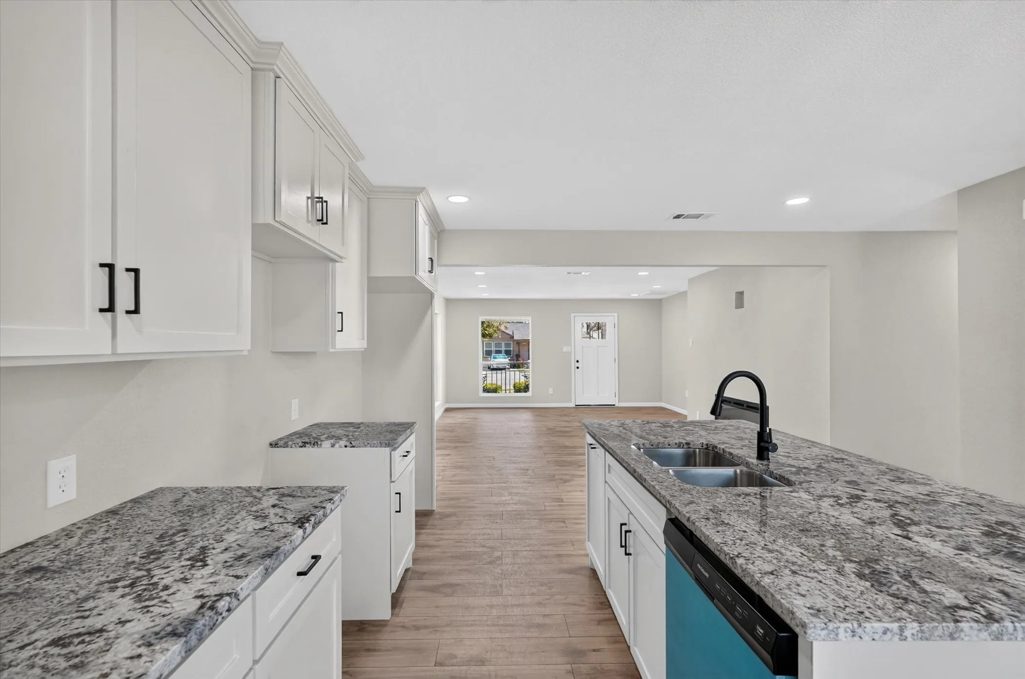 Single Family Residence For Sale in Tarrant County , 4044 Stanley Avenue, Fort Worth, Texas 76110, 3 Bedroom, 2 Bathroom, 1 Garage spaces, 1,340 Sqft, built in 1949, mls#21393623, Real Estate Agent in Fort Worth, Homes For Sale in Tarrant county, Homes For Sale in Fort Worth, Realtor in Fort Worth Texas, Real Estate Brokerage Independent Realty Texas, Luminita Cordes Realtor