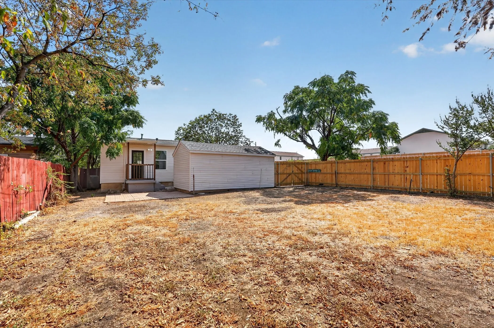 Single Family Residence For Sale in Tarrant County , 4044 Stanley Avenue, Fort Worth, Texas 76110, 3 Bedroom, 2 Bathroom, 1 Garage spaces, 1,340 Sqft, built in 1949, mls#21393623, Real Estate Agent in Fort Worth, Homes For Sale in Tarrant county, Homes For Sale in Fort Worth, Realtor in Fort Worth Texas, Real Estate Brokerage Independent Realty Texas, Luminita Cordes Realtor