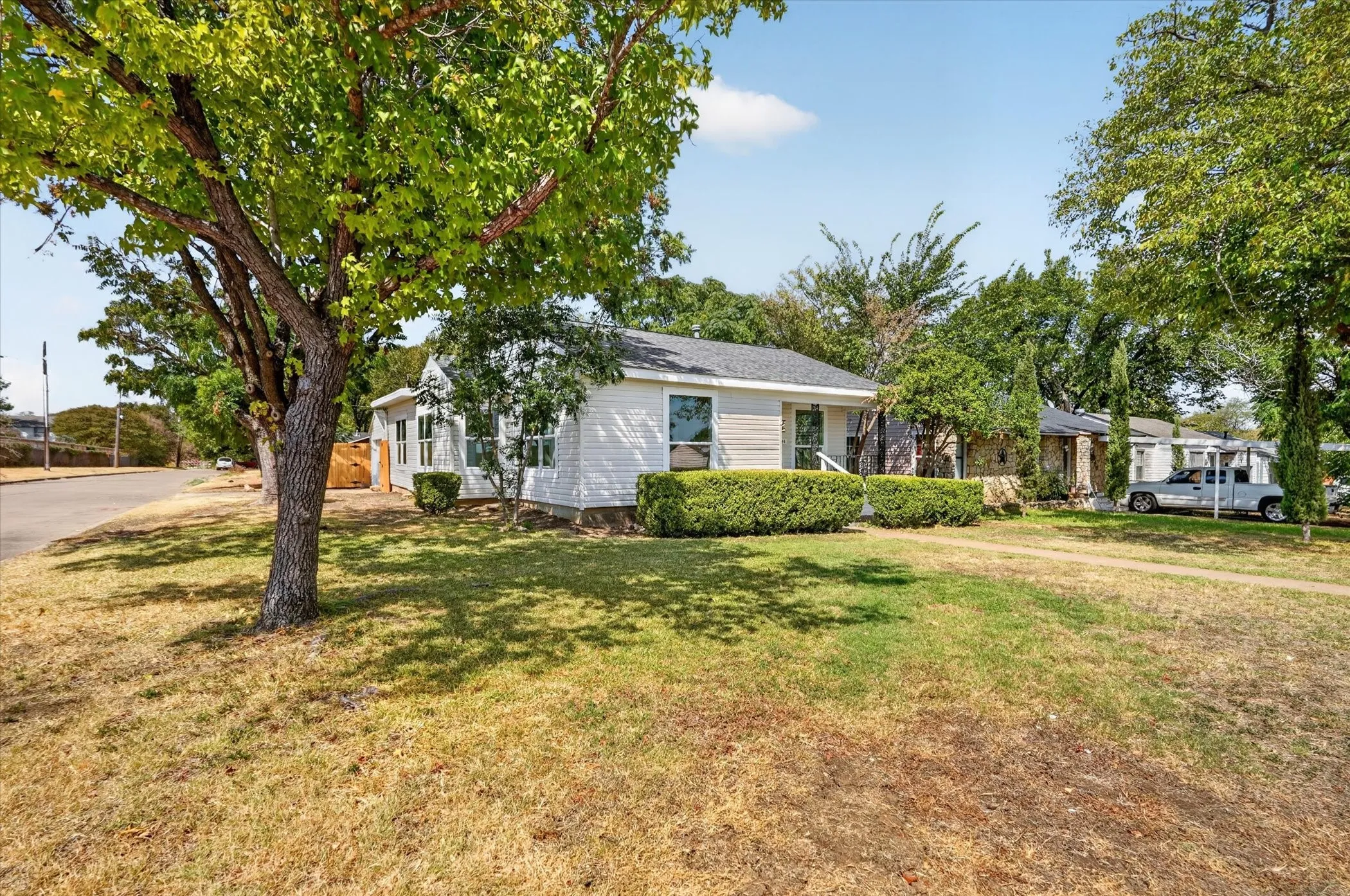 Single Family Residence For Sale in Tarrant County , 4044 Stanley Avenue, Fort Worth, Texas 76110, 3 Bedroom, 2 Bathroom, 1 Garage spaces, 1,340 Sqft, built in 1949, mls#21393623, Real Estate Agent in Fort Worth, Homes For Sale in Tarrant county, Homes For Sale in Fort Worth, Realtor in Fort Worth Texas, Real Estate Brokerage Independent Realty Texas, Luminita Cordes Realtor