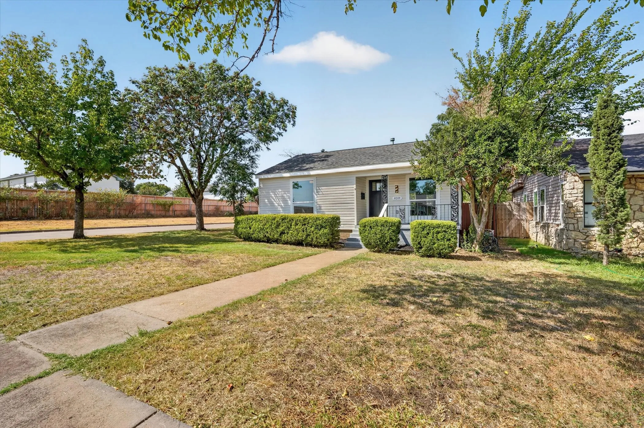 Single Family Residence For Sale in Tarrant County , 4044 Stanley Avenue, Fort Worth, Texas 76110, 3 Bedroom, 2 Bathroom, 1 Garage spaces, 1,340 Sqft, built in 1949, mls#21393623, Real Estate Agent in Fort Worth, Homes For Sale in Tarrant county, Homes For Sale in Fort Worth, Realtor in Fort Worth Texas, Real Estate Brokerage Independent Realty Texas, Luminita Cordes Realtor