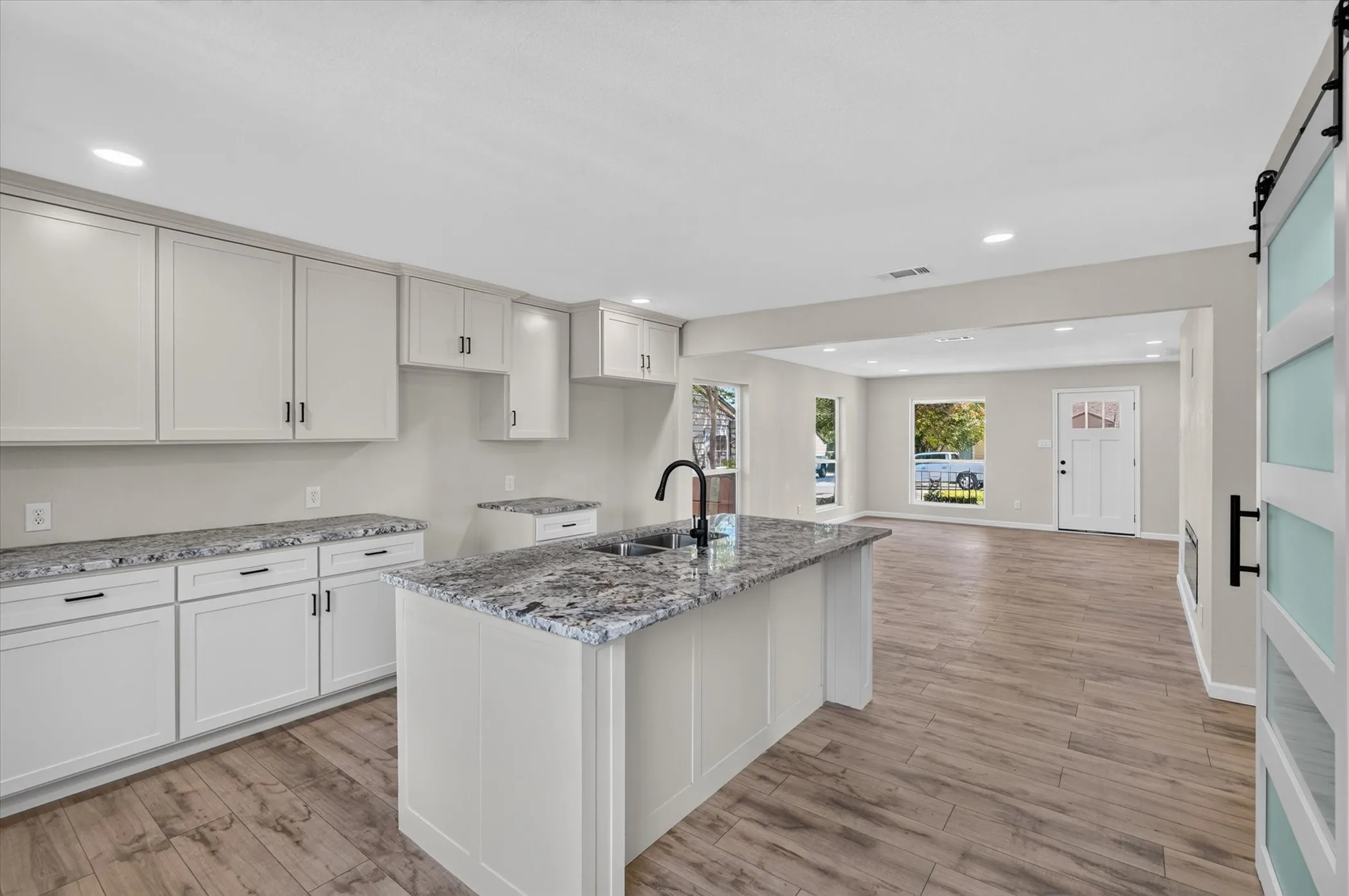 Single Family Residence For Sale in Tarrant County , 4044 Stanley Avenue, Fort Worth, Texas 76110, 3 Bedroom, 2 Bathroom, 1 Garage spaces, 1,340 Sqft, built in 1949, mls#21393623, Real Estate Agent in Fort Worth, Homes For Sale in Tarrant county, Homes For Sale in Fort Worth, Realtor in Fort Worth Texas, Real Estate Brokerage Independent Realty Texas, Luminita Cordes Realtor