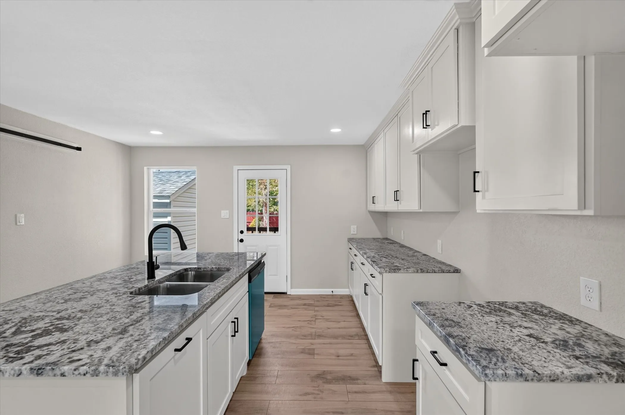 Single Family Residence For Sale in Tarrant County , 4044 Stanley Avenue, Fort Worth, Texas 76110, 3 Bedroom, 2 Bathroom, 1 Garage spaces, 1,340 Sqft, built in 1949, mls#21393623, Real Estate Agent in Fort Worth, Homes For Sale in Tarrant county, Homes For Sale in Fort Worth, Realtor in Fort Worth Texas, Real Estate Brokerage Independent Realty Texas, Luminita Cordes Realtor