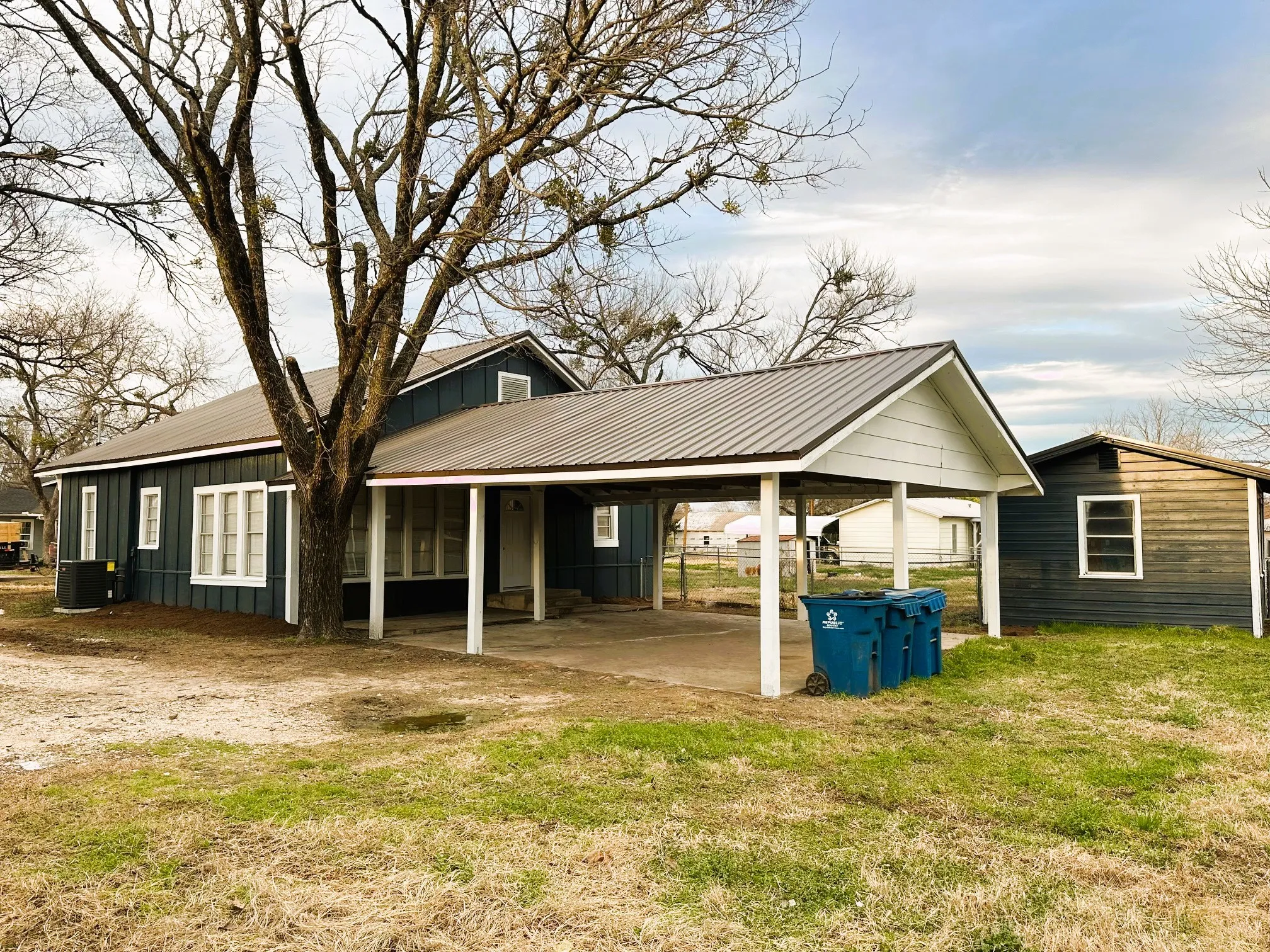 Single Family Residence For Sale in Navarro County , 413 E 3rd Street, Blooming Grove, Texas 76626, 3 Bedroom, 1 Bathroom, Garage spaces, 1,120 Sqft, built in 2000, mls#21390264, Real Estate Agent in Blooming Grove, Homes For Sale in Navarro county, Homes For Sale in Blooming Grove, Realtor in Blooming Grove Texas, Real Estate Brokerage Independent Realty Texas, Luminita Cordes Realtor