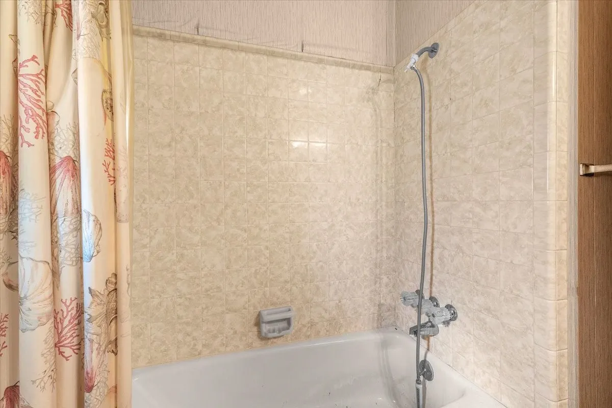 Single Family Residence For Sale in Tarrant County , 1007 Field Crest Court, Arlington, Texas 76012, 3 Bedroom, 2 Bathroom, 2 Garage spaces, 1,784 Sqft, built in 1973, mls#21394743, Real Estate Agent in Arlington, Homes For Sale in Tarrant county, Homes For Sale in Arlington, Realtor in Arlington Texas, Real Estate Brokerage Independent Realty Texas, Luminita Cordes Realtor