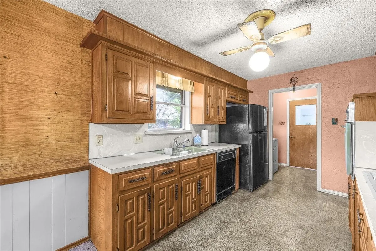 Single Family Residence For Sale in Tarrant County , 1007 Field Crest Court, Arlington, Texas 76012, 3 Bedroom, 2 Bathroom, 2 Garage spaces, 1,784 Sqft, built in 1973, mls#21394743, Real Estate Agent in Arlington, Homes For Sale in Tarrant county, Homes For Sale in Arlington, Realtor in Arlington Texas, Real Estate Brokerage Independent Realty Texas, Luminita Cordes Realtor