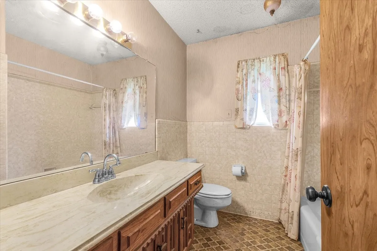 Single Family Residence For Sale in Tarrant County , 1007 Field Crest Court, Arlington, Texas 76012, 3 Bedroom, 2 Bathroom, 2 Garage spaces, 1,784 Sqft, built in 1973, mls#21394743, Real Estate Agent in Arlington, Homes For Sale in Tarrant county, Homes For Sale in Arlington, Realtor in Arlington Texas, Real Estate Brokerage Independent Realty Texas, Luminita Cordes Realtor