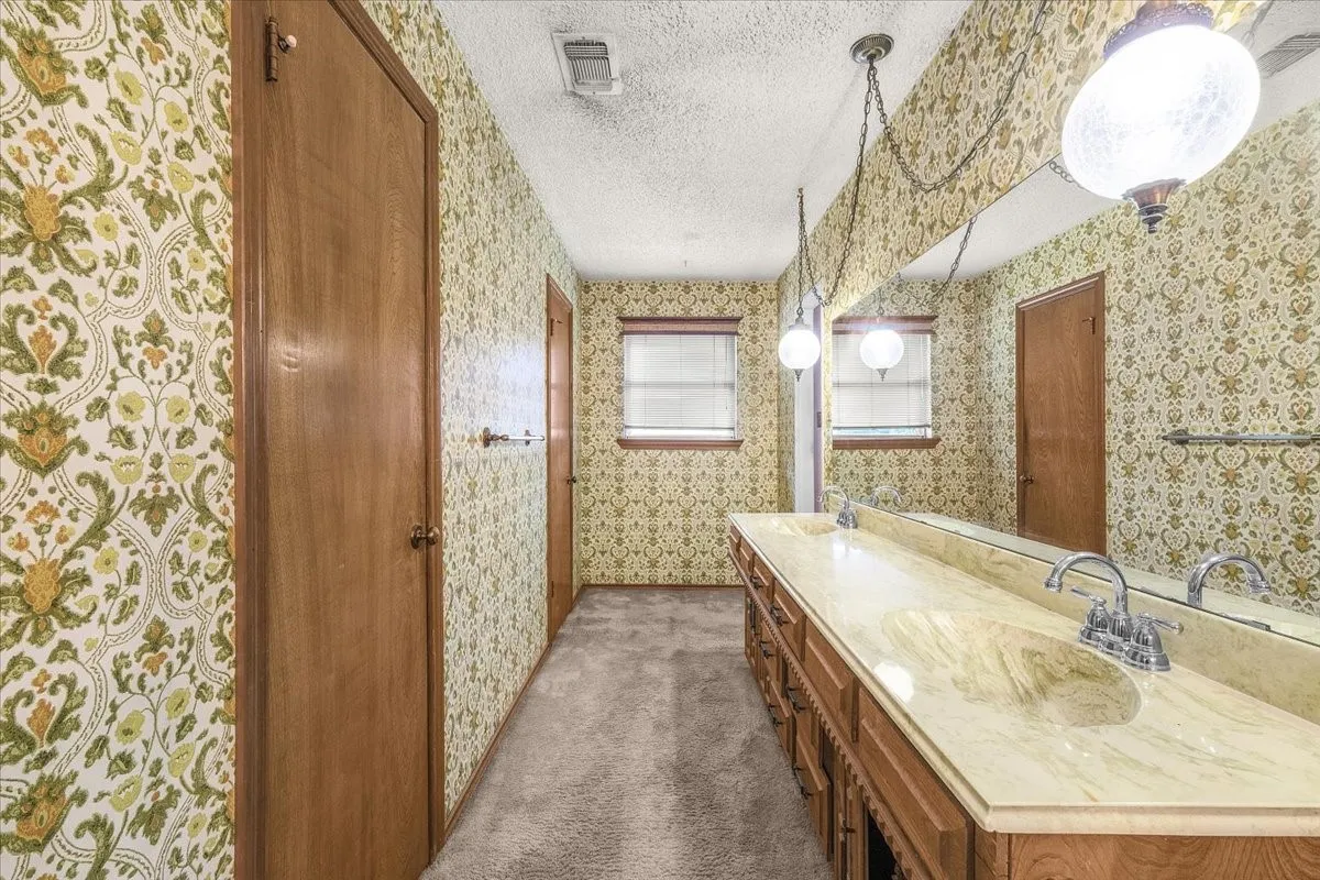 Single Family Residence For Sale in Tarrant County , 1007 Field Crest Court, Arlington, Texas 76012, 3 Bedroom, 2 Bathroom, 2 Garage spaces, 1,784 Sqft, built in 1973, mls#21394743, Real Estate Agent in Arlington, Homes For Sale in Tarrant county, Homes For Sale in Arlington, Realtor in Arlington Texas, Real Estate Brokerage Independent Realty Texas, Luminita Cordes Realtor