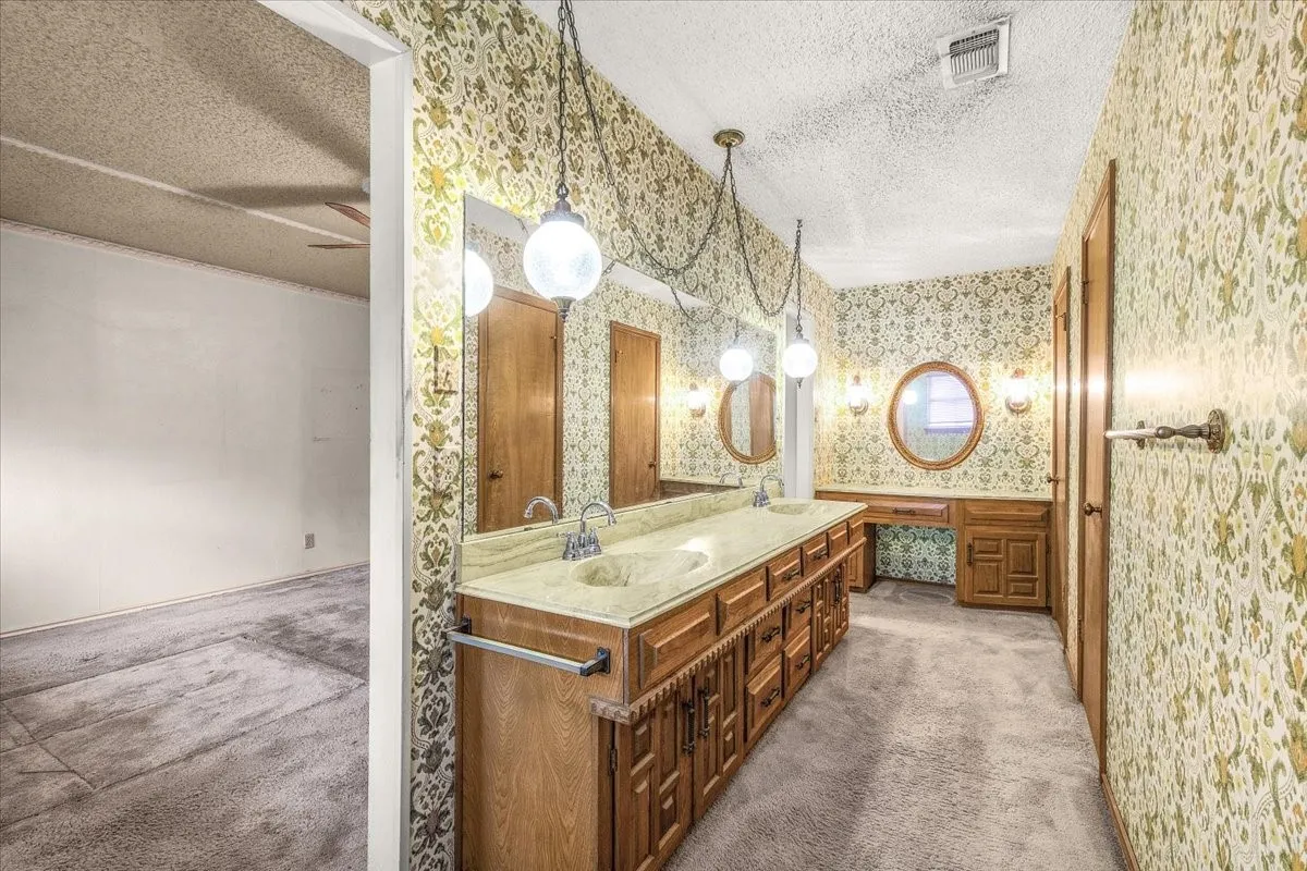 Single Family Residence For Sale in Tarrant County , 1007 Field Crest Court, Arlington, Texas 76012, 3 Bedroom, 2 Bathroom, 2 Garage spaces, 1,784 Sqft, built in 1973, mls#21394743, Real Estate Agent in Arlington, Homes For Sale in Tarrant county, Homes For Sale in Arlington, Realtor in Arlington Texas, Real Estate Brokerage Independent Realty Texas, Luminita Cordes Realtor