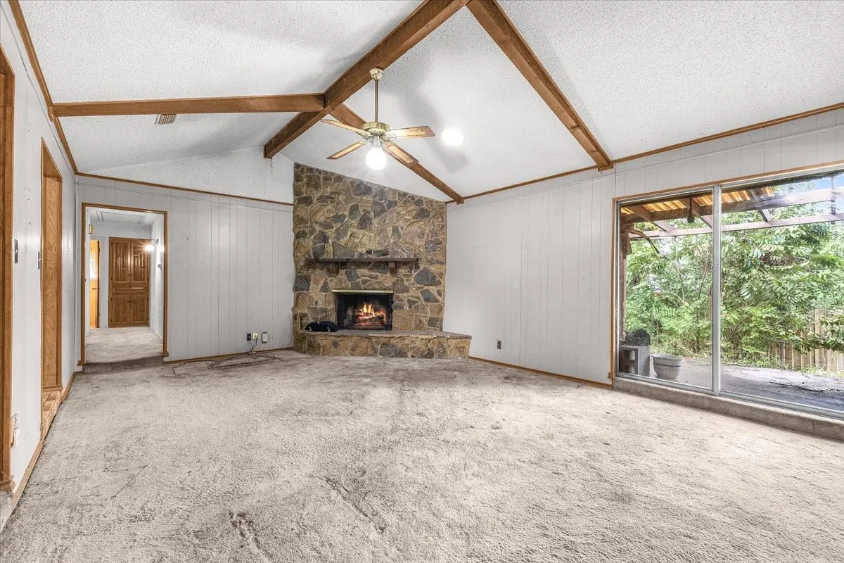 Single Family Residence For Sale in Tarrant County , 1007 Field Crest Court, Arlington, Texas 76012, 3 Bedroom, 2 Bathroom, 2 Garage spaces, 1,784 Sqft, built in 1973, mls#21394743, Real Estate Agent in Arlington, Homes For Sale in Tarrant county, Homes For Sale in Arlington, Realtor in Arlington Texas, Real Estate Brokerage Independent Realty Texas, Luminita Cordes Realtor