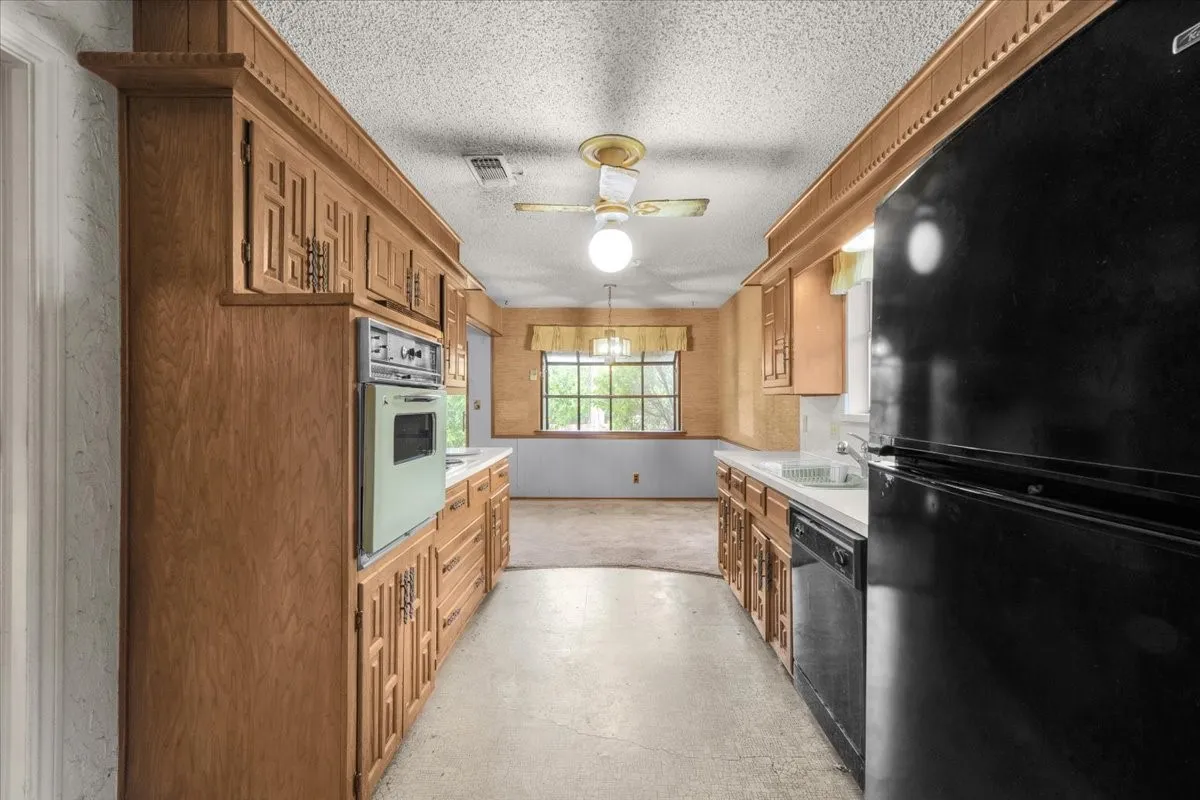 Single Family Residence For Sale in Tarrant County , 1007 Field Crest Court, Arlington, Texas 76012, 3 Bedroom, 2 Bathroom, 2 Garage spaces, 1,784 Sqft, built in 1973, mls#21394743, Real Estate Agent in Arlington, Homes For Sale in Tarrant county, Homes For Sale in Arlington, Realtor in Arlington Texas, Real Estate Brokerage Independent Realty Texas, Luminita Cordes Realtor