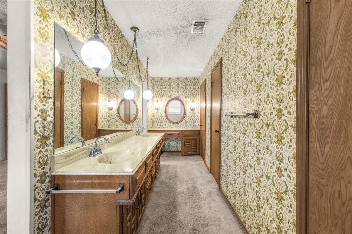 Single Family Residence For Sale in Tarrant County , 1007 Field Crest Court, Arlington, Texas 76012, 3 Bedroom, 2 Bathroom, 2 Garage spaces, 1,784 Sqft, built in 1973, mls#21394743, Real Estate Agent in Arlington, Homes For Sale in Tarrant county, Homes For Sale in Arlington, Realtor in Arlington Texas, Real Estate Brokerage Independent Realty Texas, Luminita Cordes Realtor