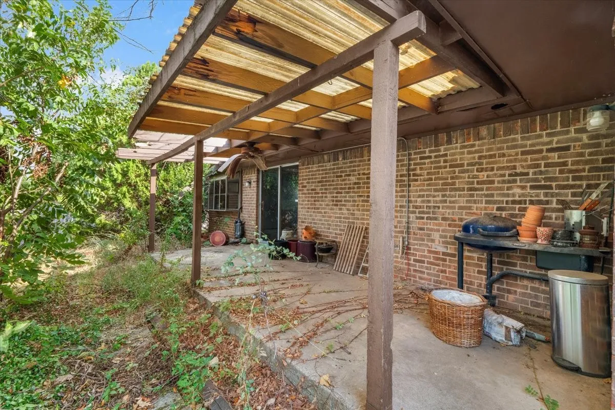 Single Family Residence For Sale in Tarrant County , 1007 Field Crest Court, Arlington, Texas 76012, 3 Bedroom, 2 Bathroom, 2 Garage spaces, 1,784 Sqft, built in 1973, mls#21394743, Real Estate Agent in Arlington, Homes For Sale in Tarrant county, Homes For Sale in Arlington, Realtor in Arlington Texas, Real Estate Brokerage Independent Realty Texas, Luminita Cordes Realtor