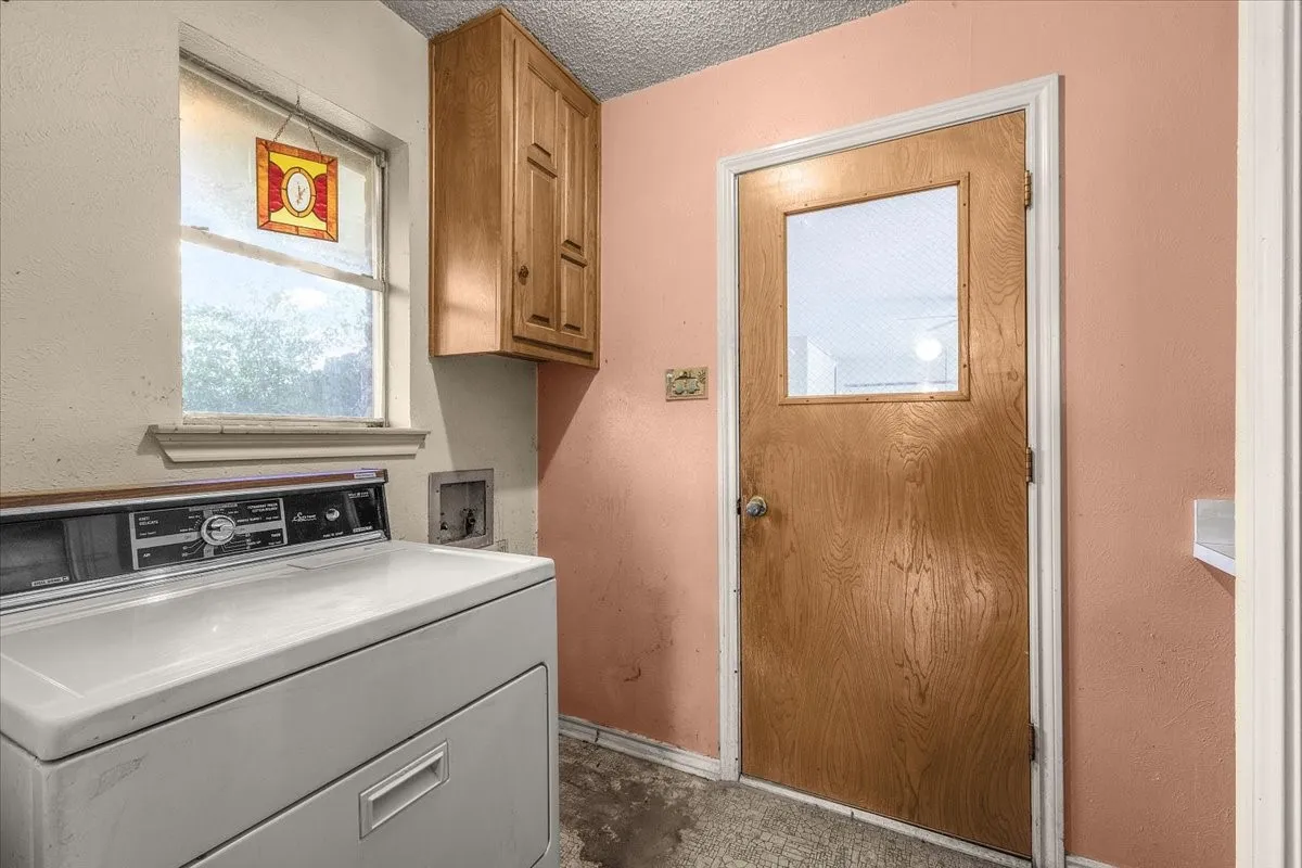 Single Family Residence For Sale in Tarrant County , 1007 Field Crest Court, Arlington, Texas 76012, 3 Bedroom, 2 Bathroom, 2 Garage spaces, 1,784 Sqft, built in 1973, mls#21394743, Real Estate Agent in Arlington, Homes For Sale in Tarrant county, Homes For Sale in Arlington, Realtor in Arlington Texas, Real Estate Brokerage Independent Realty Texas, Luminita Cordes Realtor