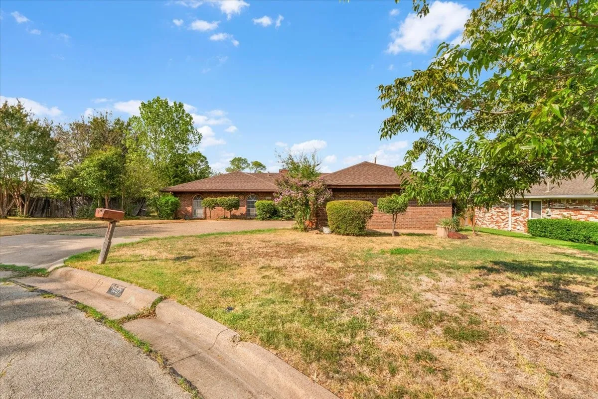 Single Family Residence For Sale in Tarrant County , 1007 Field Crest Court, Arlington, Texas 76012, 3 Bedroom, 2 Bathroom, 2 Garage spaces, 1,784 Sqft, built in 1973, mls#21394743, Real Estate Agent in Arlington, Homes For Sale in Tarrant county, Homes For Sale in Arlington, Realtor in Arlington Texas, Real Estate Brokerage Independent Realty Texas, Luminita Cordes Realtor