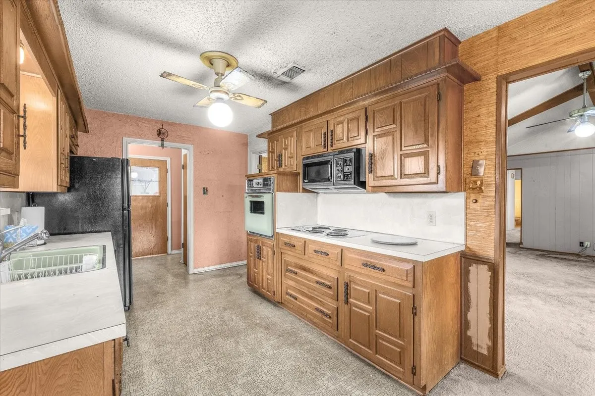 Single Family Residence For Sale in Tarrant County , 1007 Field Crest Court, Arlington, Texas 76012, 3 Bedroom, 2 Bathroom, 2 Garage spaces, 1,784 Sqft, built in 1973, mls#21394743, Real Estate Agent in Arlington, Homes For Sale in Tarrant county, Homes For Sale in Arlington, Realtor in Arlington Texas, Real Estate Brokerage Independent Realty Texas, Luminita Cordes Realtor