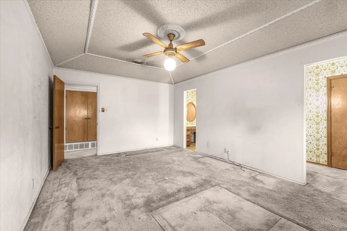 Single Family Residence For Sale in Tarrant County , 1007 Field Crest Court, Arlington, Texas 76012, 3 Bedroom, 2 Bathroom, 2 Garage spaces, 1,784 Sqft, built in 1973, mls#21394743, Real Estate Agent in Arlington, Homes For Sale in Tarrant county, Homes For Sale in Arlington, Realtor in Arlington Texas, Real Estate Brokerage Independent Realty Texas, Luminita Cordes Realtor