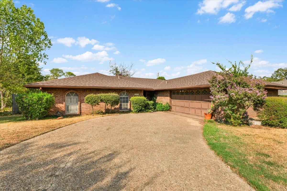 Single Family Residence For Sale in Tarrant County , 1007 Field Crest Court, Arlington, Texas 76012, 3 Bedroom, 2 Bathroom, 2 Garage spaces, 1,784 Sqft, built in 1973, mls#21394743, Real Estate Agent in Arlington, Homes For Sale in Tarrant county, Homes For Sale in Arlington, Realtor in Arlington Texas, Real Estate Brokerage Independent Realty Texas, Luminita Cordes Realtor
