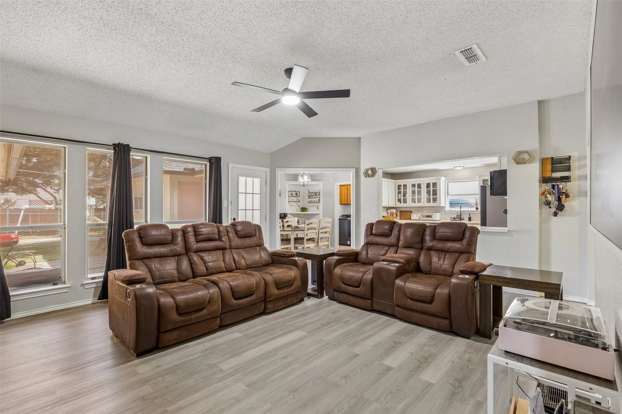 Single Family Residence For Sale in Tarrant County , 6215 Sandybrook Drive, Arlington, Texas 76001, 4 Bedroom, 2 Bathroom, 2 Garage spaces, 2,427 Sqft, built in 1989, mls#21383779, Real Estate Agent in Arlington, Homes For Sale in Tarrant county, Homes For Sale in Arlington, Realtor in Arlington Texas, Real Estate Brokerage Independent Realty Texas, Luminita Cordes Realtor