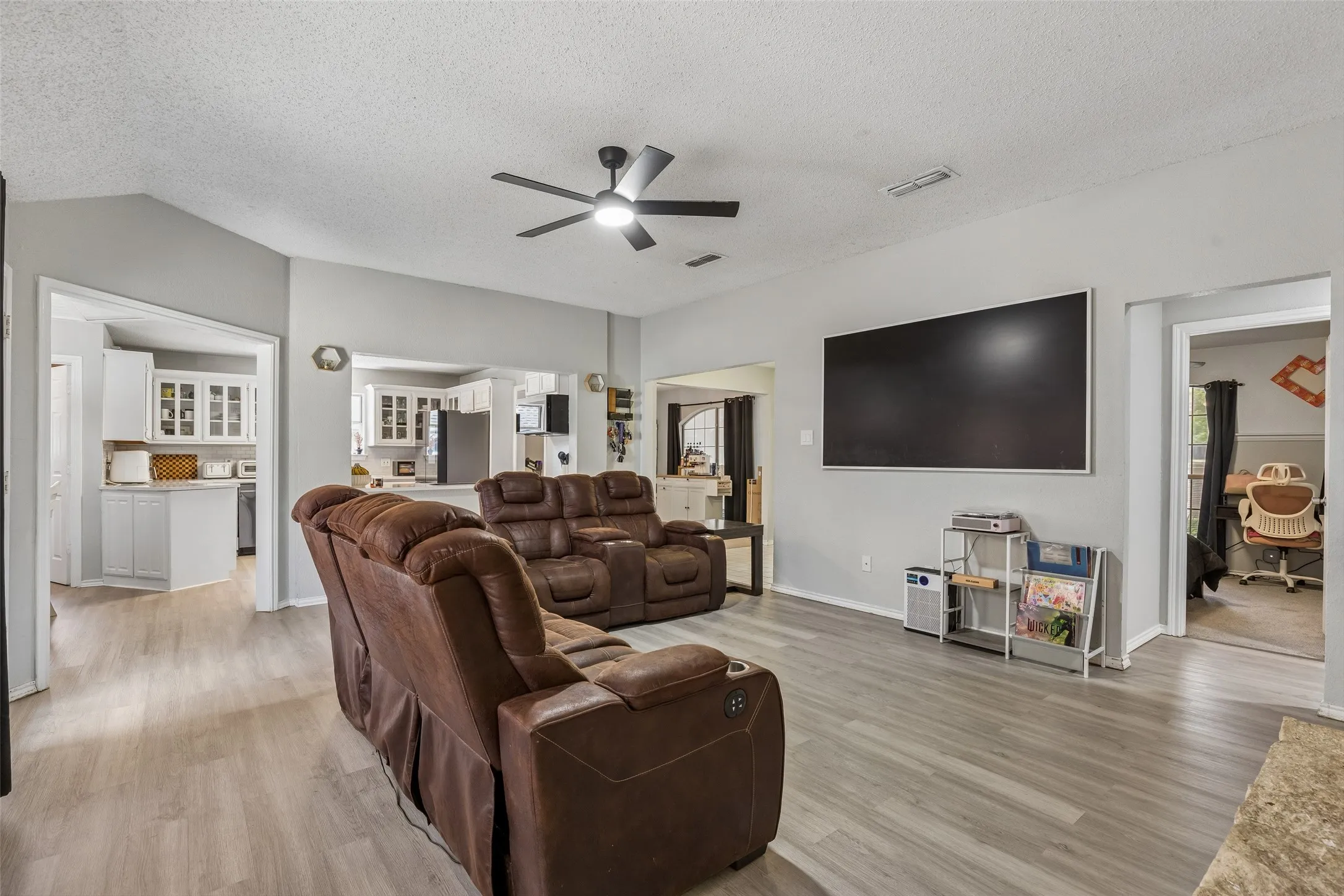 Single Family Residence For Sale in Tarrant County , 6215 Sandybrook Drive, Arlington, Texas 76001, 4 Bedroom, 2 Bathroom, 2 Garage spaces, 2,427 Sqft, built in 1989, mls#21383779, Real Estate Agent in Arlington, Homes For Sale in Tarrant county, Homes For Sale in Arlington, Realtor in Arlington Texas, Real Estate Brokerage Independent Realty Texas, Luminita Cordes Realtor