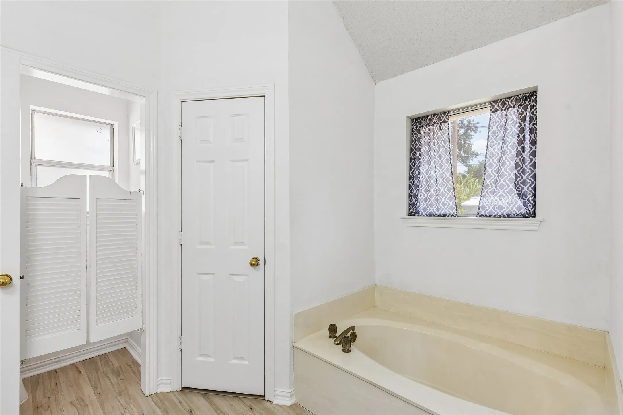 Single Family Residence For Sale in Tarrant County , 6215 Sandybrook Drive, Arlington, Texas 76001, 4 Bedroom, 2 Bathroom, 2 Garage spaces, 2,427 Sqft, built in 1989, mls#21383779, Real Estate Agent in Arlington, Homes For Sale in Tarrant county, Homes For Sale in Arlington, Realtor in Arlington Texas, Real Estate Brokerage Independent Realty Texas, Luminita Cordes Realtor