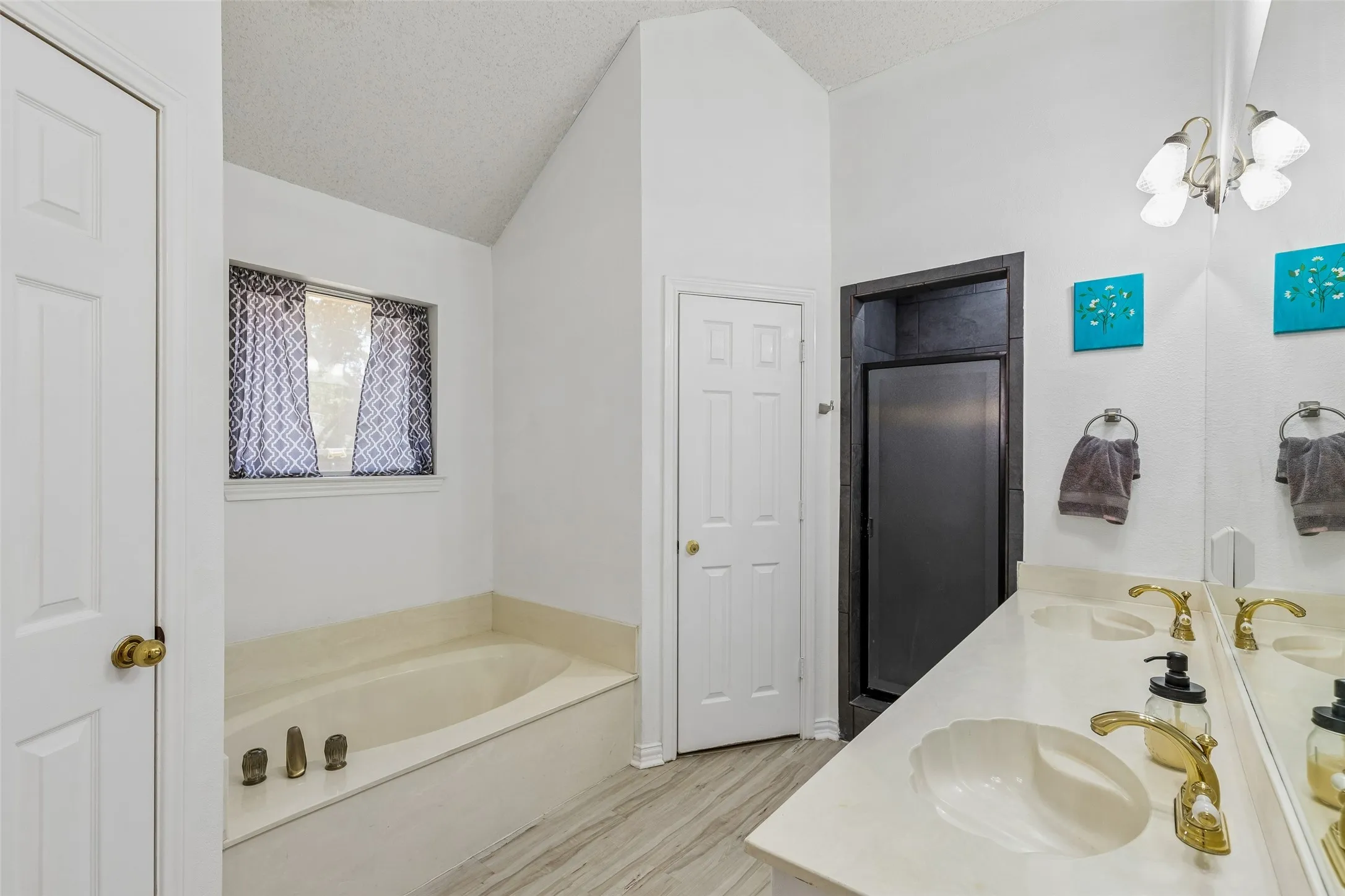 Single Family Residence For Sale in Tarrant County , 6215 Sandybrook Drive, Arlington, Texas 76001, 4 Bedroom, 2 Bathroom, 2 Garage spaces, 2,427 Sqft, built in 1989, mls#21383779, Real Estate Agent in Arlington, Homes For Sale in Tarrant county, Homes For Sale in Arlington, Realtor in Arlington Texas, Real Estate Brokerage Independent Realty Texas, Luminita Cordes Realtor
