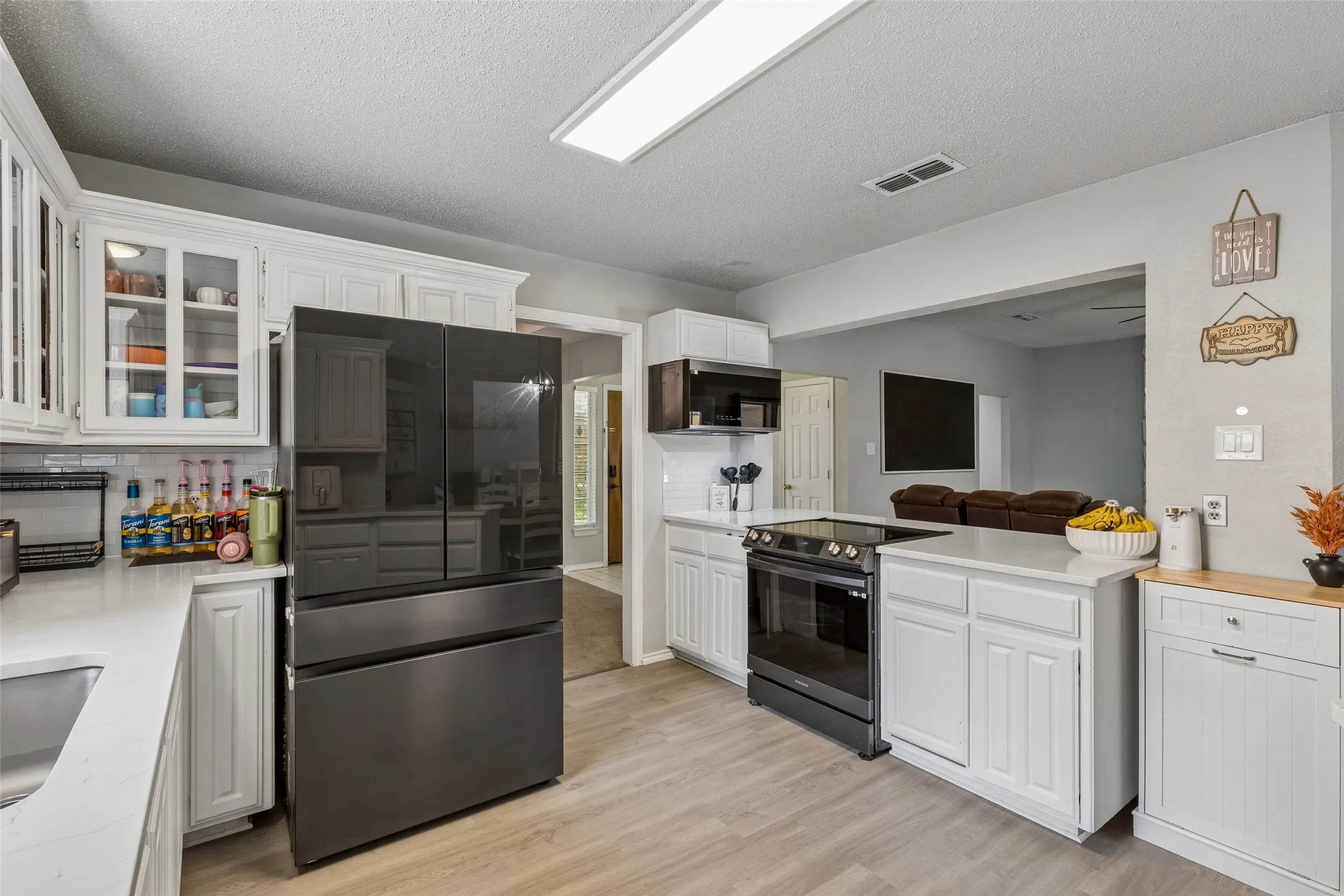 Single Family Residence For Sale in Tarrant County , 6215 Sandybrook Drive, Arlington, Texas 76001, 4 Bedroom, 2 Bathroom, 2 Garage spaces, 2,427 Sqft, built in 1989, mls#21383779, Real Estate Agent in Arlington, Homes For Sale in Tarrant county, Homes For Sale in Arlington, Realtor in Arlington Texas, Real Estate Brokerage Independent Realty Texas, Luminita Cordes Realtor