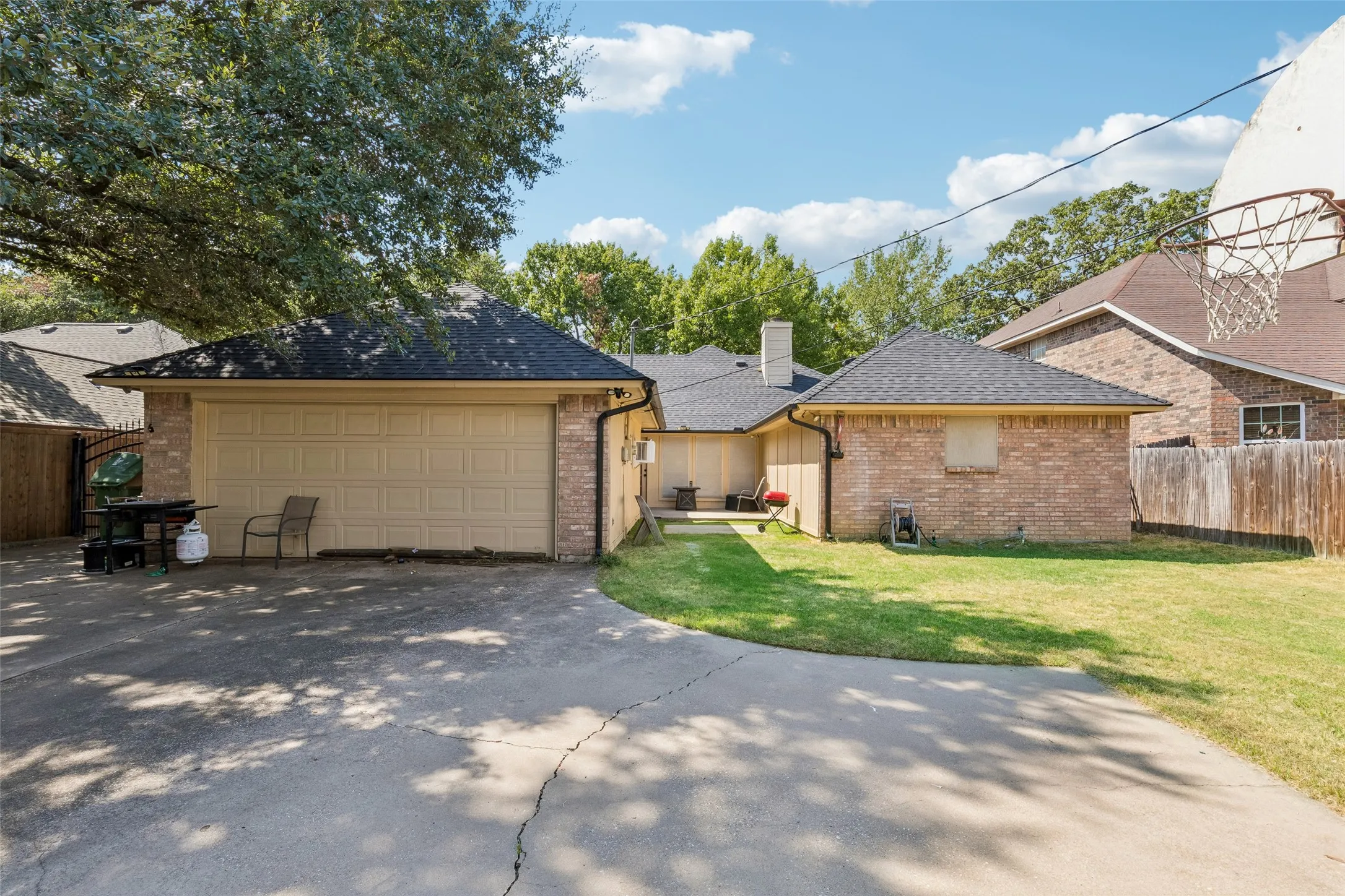 Single Family Residence For Sale in Tarrant County , 6215 Sandybrook Drive, Arlington, Texas 76001, 4 Bedroom, 2 Bathroom, 2 Garage spaces, 2,427 Sqft, built in 1989, mls#21383779, Real Estate Agent in Arlington, Homes For Sale in Tarrant county, Homes For Sale in Arlington, Realtor in Arlington Texas, Real Estate Brokerage Independent Realty Texas, Luminita Cordes Realtor