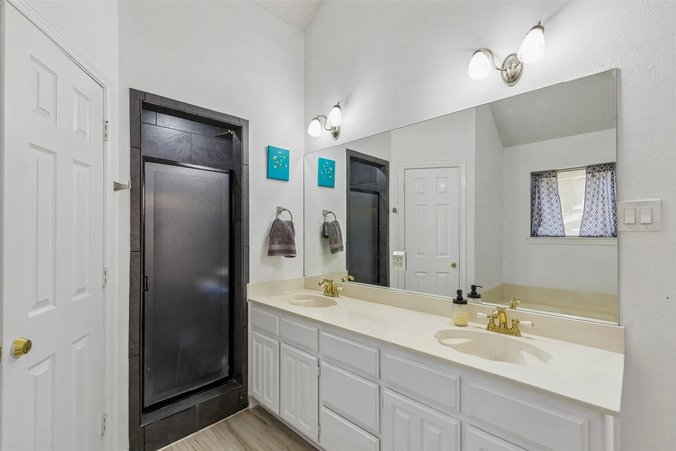 Single Family Residence For Sale in Tarrant County , 6215 Sandybrook Drive, Arlington, Texas 76001, 4 Bedroom, 2 Bathroom, 2 Garage spaces, 2,427 Sqft, built in 1989, mls#21383779, Real Estate Agent in Arlington, Homes For Sale in Tarrant county, Homes For Sale in Arlington, Realtor in Arlington Texas, Real Estate Brokerage Independent Realty Texas, Luminita Cordes Realtor