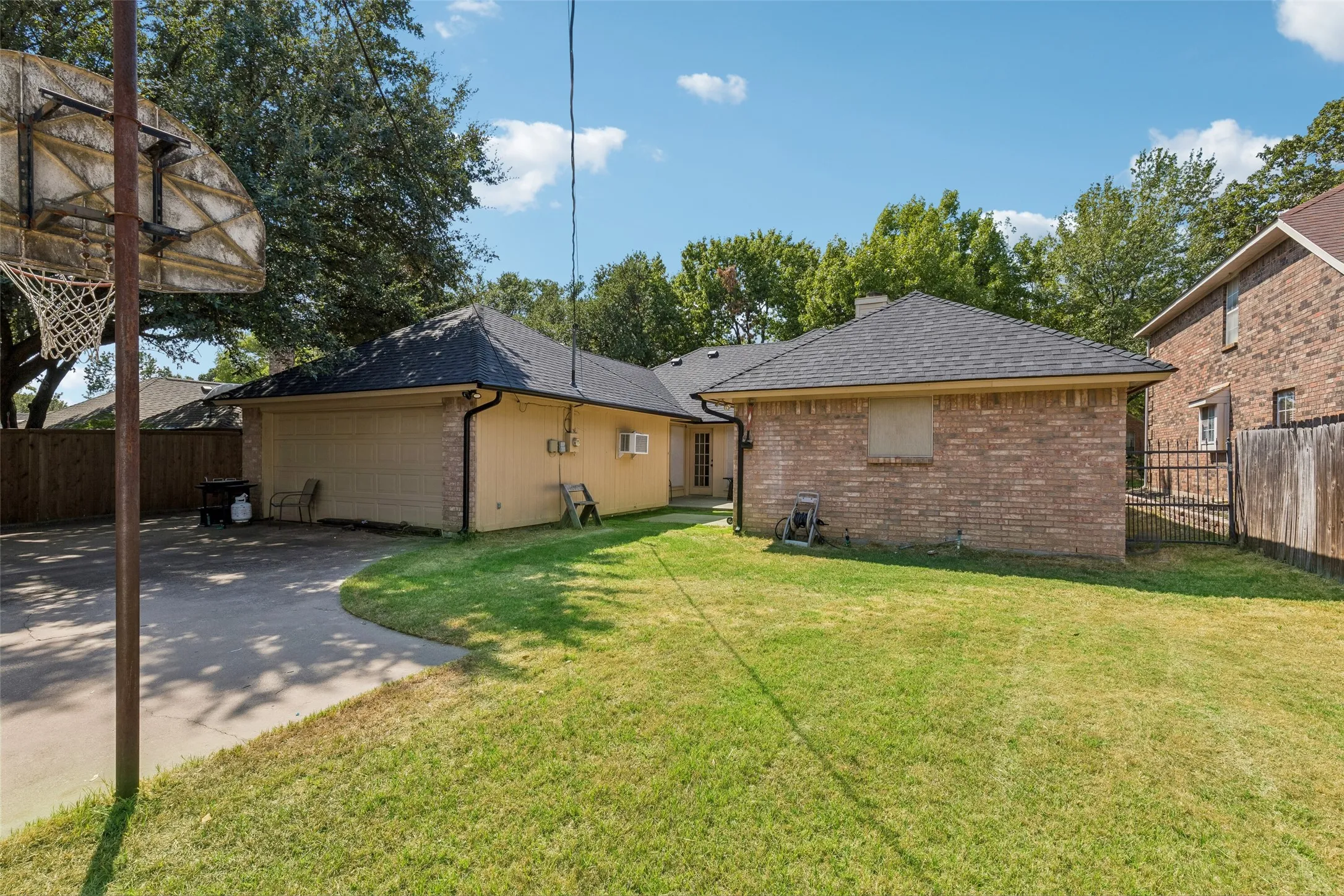 Single Family Residence For Sale in Tarrant County , 6215 Sandybrook Drive, Arlington, Texas 76001, 4 Bedroom, 2 Bathroom, 2 Garage spaces, 2,427 Sqft, built in 1989, mls#21383779, Real Estate Agent in Arlington, Homes For Sale in Tarrant county, Homes For Sale in Arlington, Realtor in Arlington Texas, Real Estate Brokerage Independent Realty Texas, Luminita Cordes Realtor