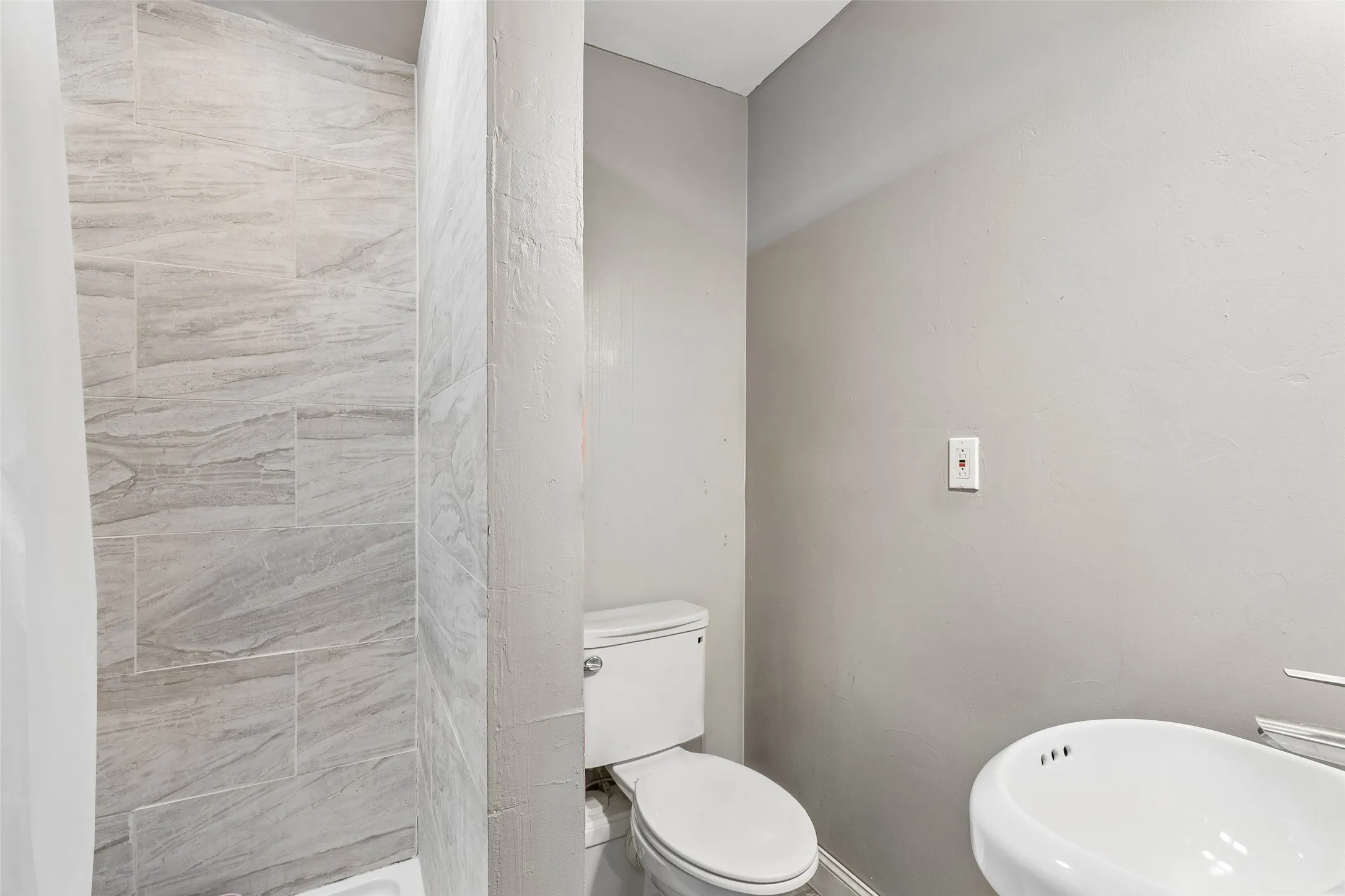 Single Family Residence For Sale in Tarrant County , 6215 Sandybrook Drive, Arlington, Texas 76001, 4 Bedroom, 2 Bathroom, 2 Garage spaces, 2,427 Sqft, built in 1989, mls#21383779, Real Estate Agent in Arlington, Homes For Sale in Tarrant county, Homes For Sale in Arlington, Realtor in Arlington Texas, Real Estate Brokerage Independent Realty Texas, Luminita Cordes Realtor