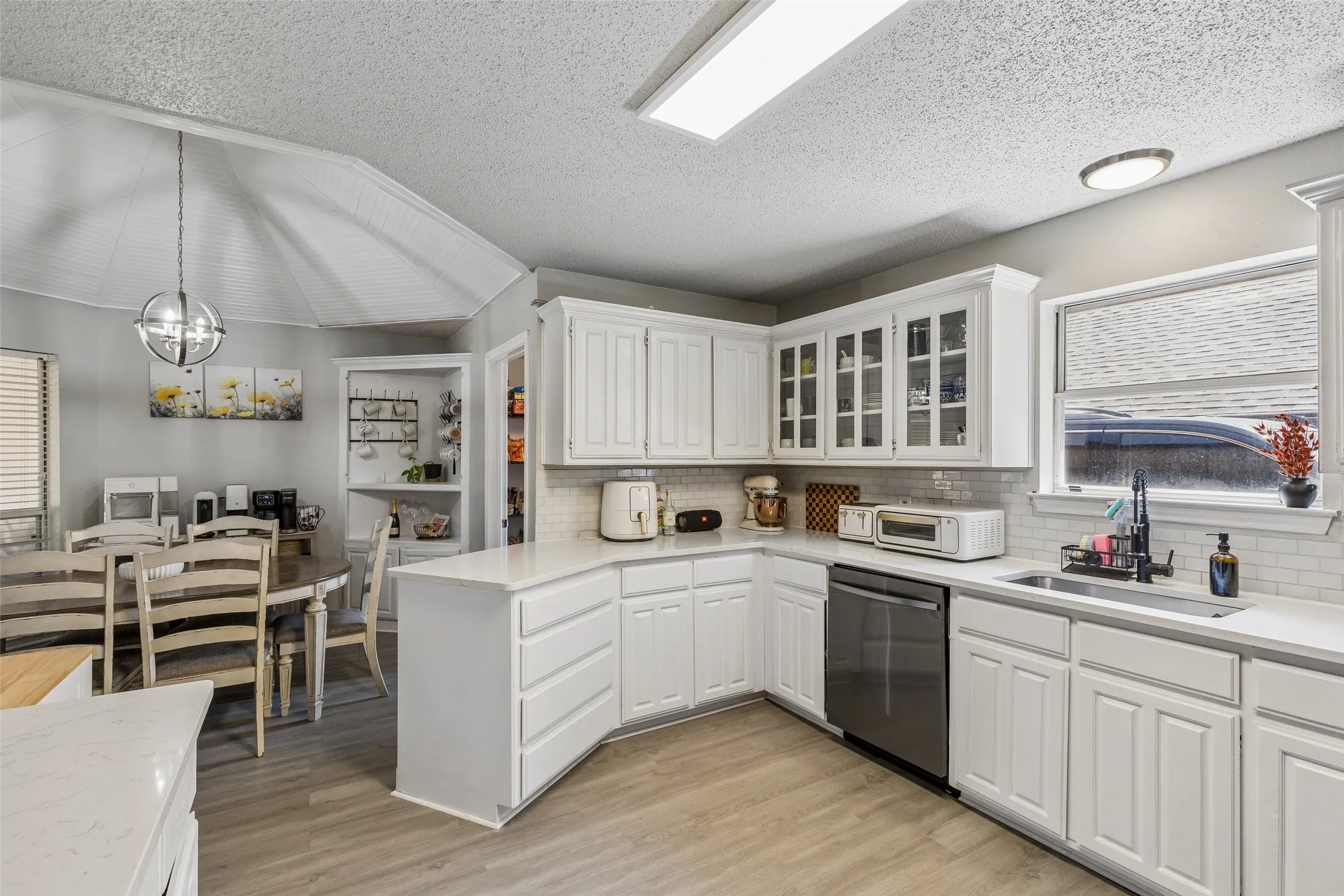 Single Family Residence For Sale in Tarrant County , 6215 Sandybrook Drive, Arlington, Texas 76001, 4 Bedroom, 2 Bathroom, 2 Garage spaces, 2,427 Sqft, built in 1989, mls#21383779, Real Estate Agent in Arlington, Homes For Sale in Tarrant county, Homes For Sale in Arlington, Realtor in Arlington Texas, Real Estate Brokerage Independent Realty Texas, Luminita Cordes Realtor