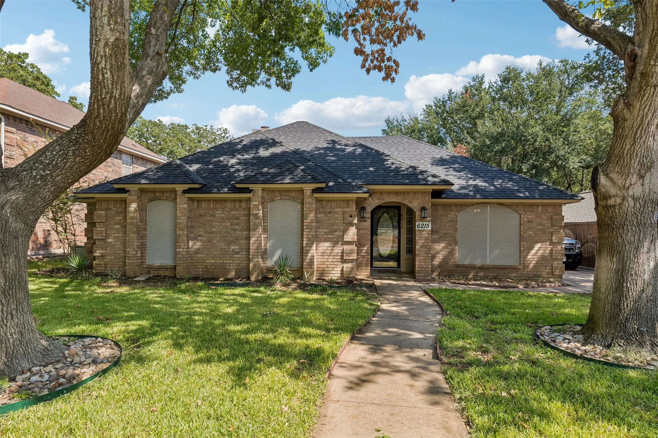 Single Family Residence For Sale in Tarrant County , 6215 Sandybrook Drive, Arlington, Texas 76001, 4 Bedroom, 2 Bathroom, 2 Garage spaces, 2,427 Sqft, built in 1989, mls#21383779, Real Estate Agent in Arlington, Homes For Sale in Tarrant county, Homes For Sale in Arlington, Realtor in Arlington Texas, Real Estate Brokerage Independent Realty Texas, Luminita Cordes Realtor
