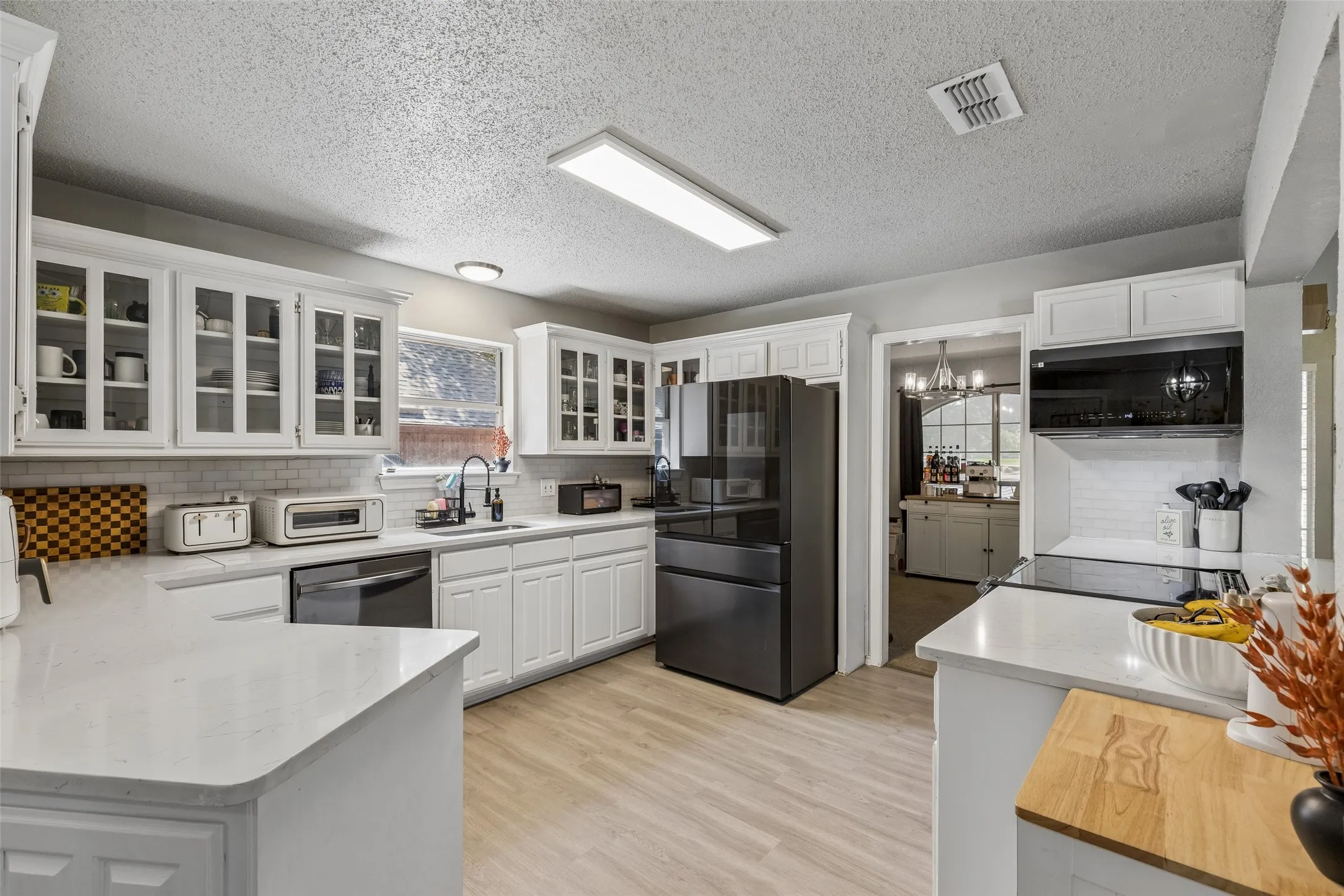 Single Family Residence For Sale in Tarrant County , 6215 Sandybrook Drive, Arlington, Texas 76001, 4 Bedroom, 2 Bathroom, 2 Garage spaces, 2,427 Sqft, built in 1989, mls#21383779, Real Estate Agent in Arlington, Homes For Sale in Tarrant county, Homes For Sale in Arlington, Realtor in Arlington Texas, Real Estate Brokerage Independent Realty Texas, Luminita Cordes Realtor