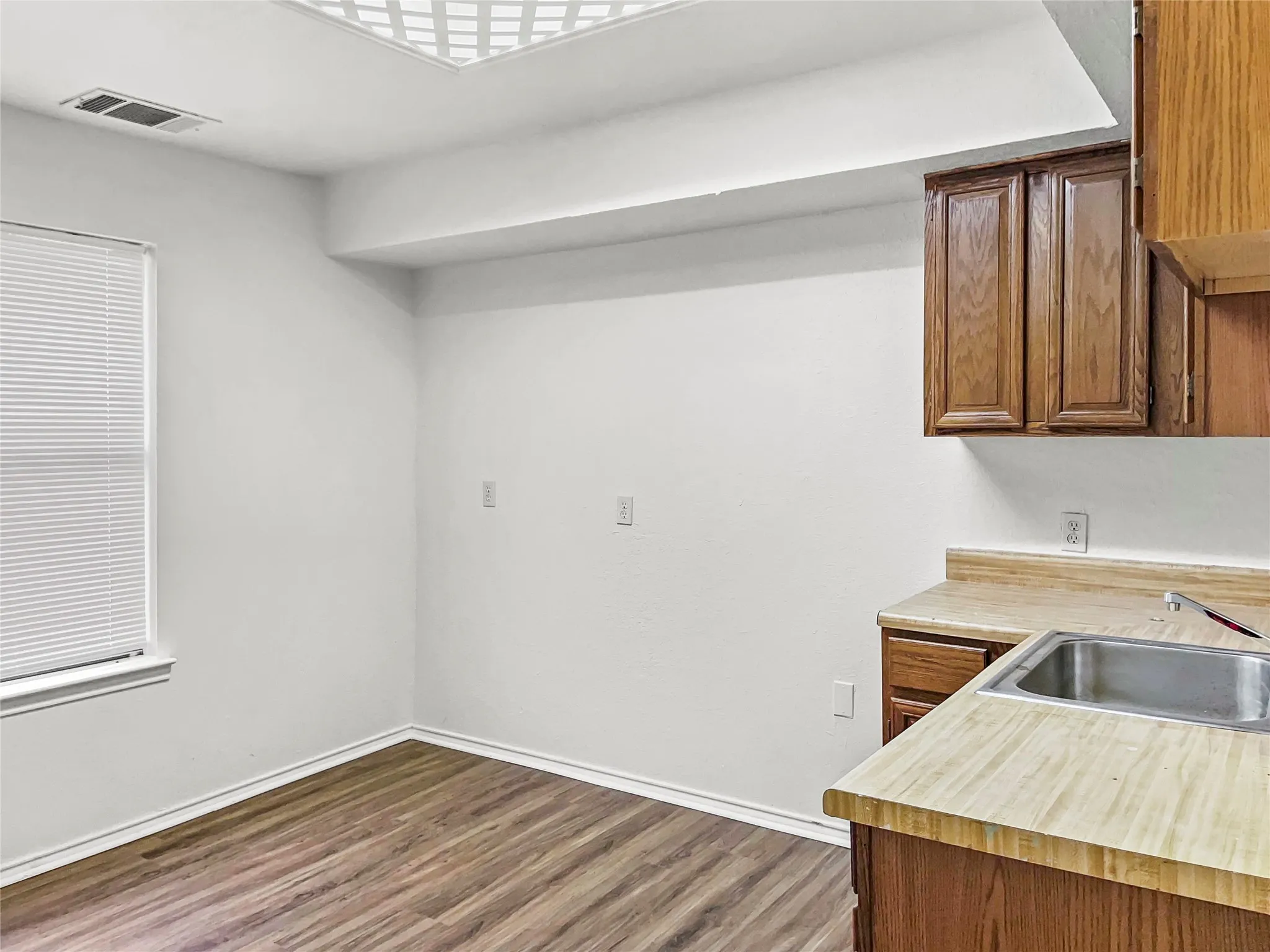 Single Family Residence For Rent in Tarrant County , 4100 Green Acres Circle, Arlington, Texas 76017, 5 Bedroom, 3 Bathroom, Garage spaces, 2,522 Sqft, built in 1983, mls#21377505, Real Estate Agent in Arlington, Homes For Rent in Tarrant county, Homes For Rent in Arlington, Realtor in Arlington Texas, Real Estate Brokerage Independent Realty Texas, Luminita Cordes Realtor