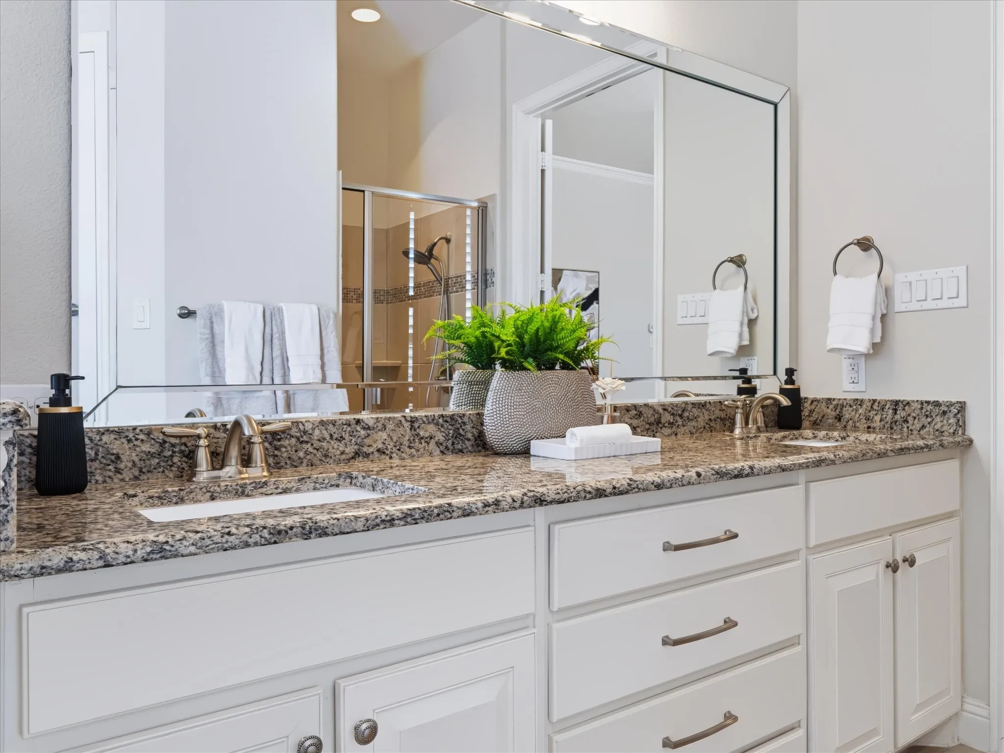 Single Family Residence For Rent in Dallas County , 291 Moorland Drive, Richardson, Texas 75080, 3 Bedroom, 3 Bathroom, 2 Garage spaces, 2,294 Sqft, built in 2017, mls#21394835, Real Estate Agent in Richardson, Homes For Rent in Dallas county, Homes For Rent in Richardson, Realtor in Richardson Texas, Real Estate Brokerage Independent Realty Texas, Luminita Cordes Realtor
