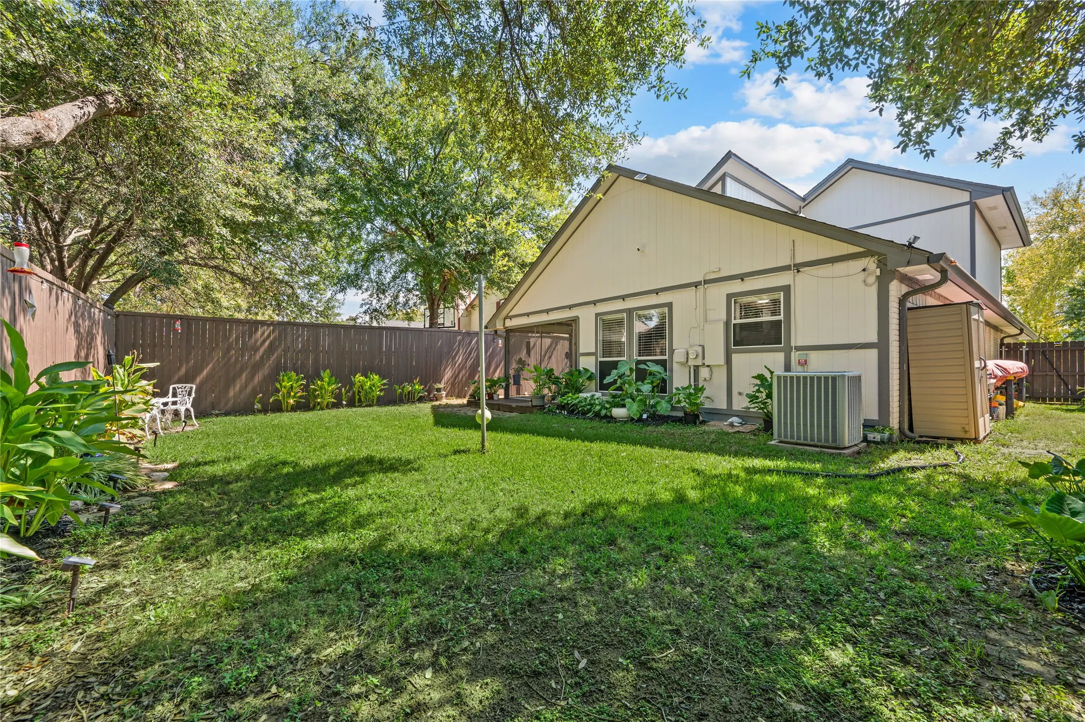 Single Family Residence For Sale in Tarrant County , 8809 Tyne Trail, Fort Worth, Texas 76118, 3 Bedroom, 3 Bathroom, 2 Garage spaces, 1,555 Sqft, built in 1986, mls#21394151, Real Estate Agent in Fort Worth, Homes For Sale in Tarrant county, Homes For Sale in Fort Worth, Realtor in Fort Worth Texas, Real Estate Brokerage Independent Realty Texas, Luminita Cordes Realtor