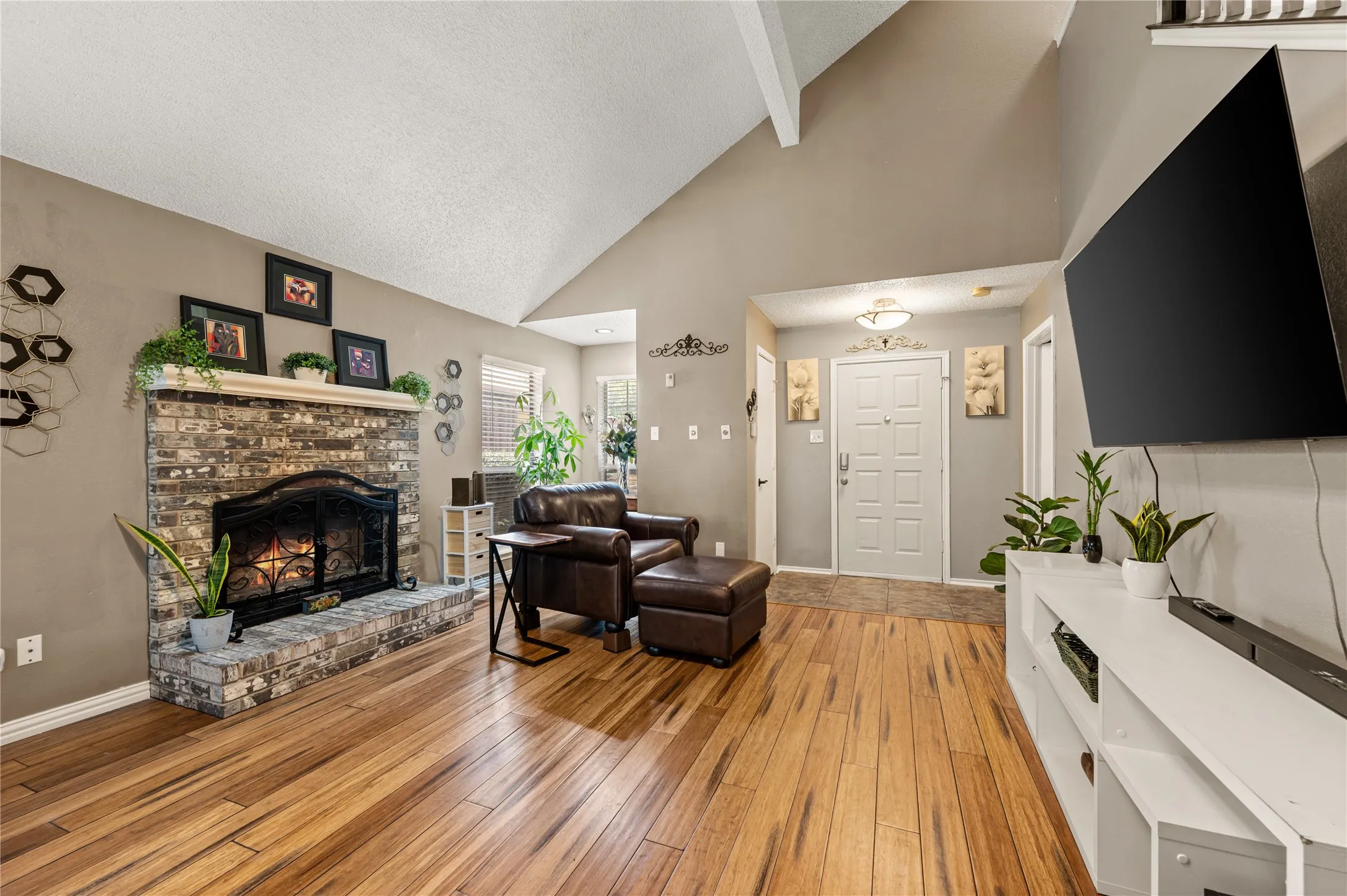 Single Family Residence For Sale in Tarrant County , 8809 Tyne Trail, Fort Worth, Texas 76118, 3 Bedroom, 3 Bathroom, 2 Garage spaces, 1,555 Sqft, built in 1986, mls#21394151, Real Estate Agent in Fort Worth, Homes For Sale in Tarrant county, Homes For Sale in Fort Worth, Realtor in Fort Worth Texas, Real Estate Brokerage Independent Realty Texas, Luminita Cordes Realtor