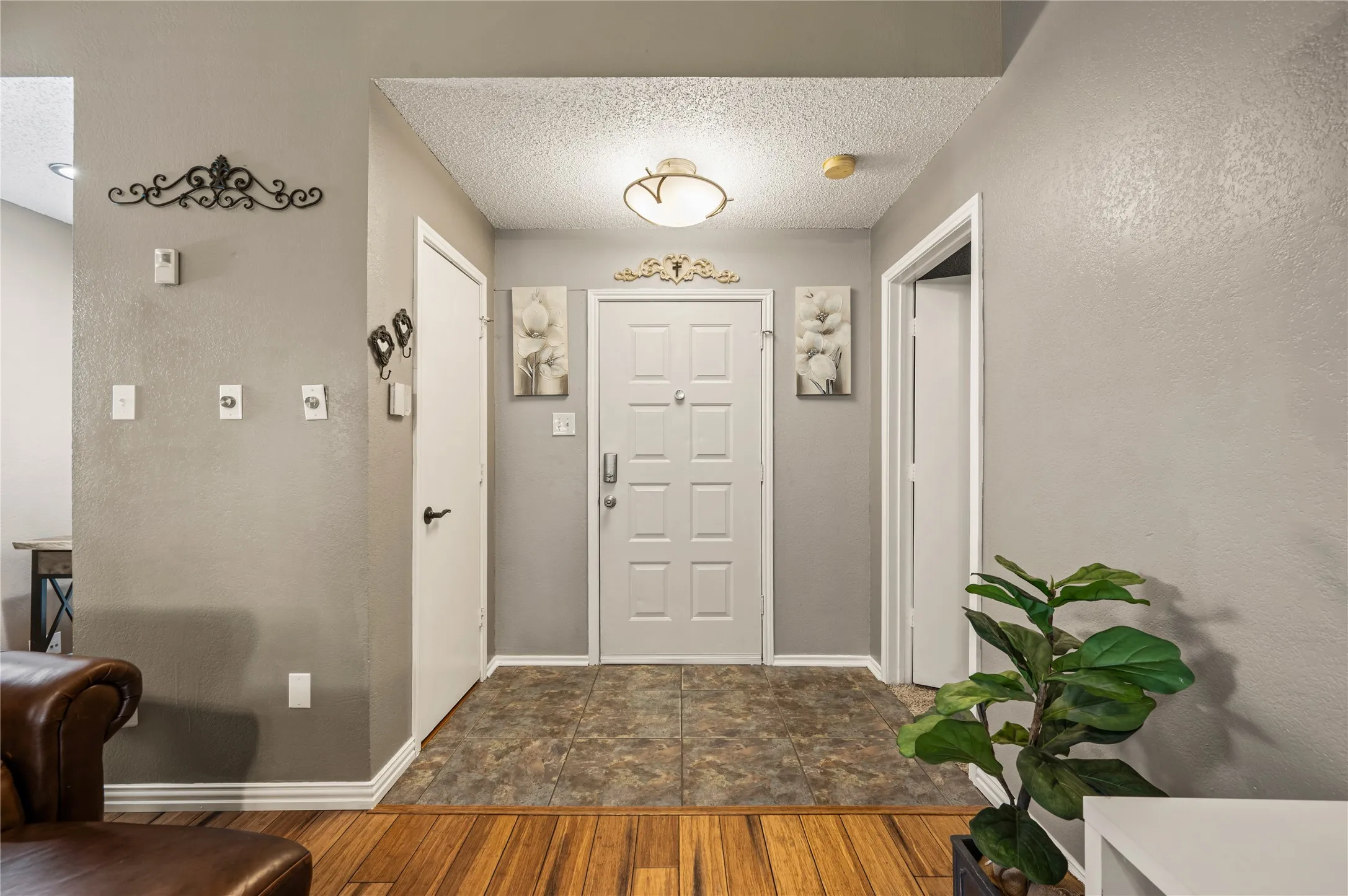 Single Family Residence For Sale in Tarrant County , 8809 Tyne Trail, Fort Worth, Texas 76118, 3 Bedroom, 3 Bathroom, 2 Garage spaces, 1,555 Sqft, built in 1986, mls#21394151, Real Estate Agent in Fort Worth, Homes For Sale in Tarrant county, Homes For Sale in Fort Worth, Realtor in Fort Worth Texas, Real Estate Brokerage Independent Realty Texas, Luminita Cordes Realtor