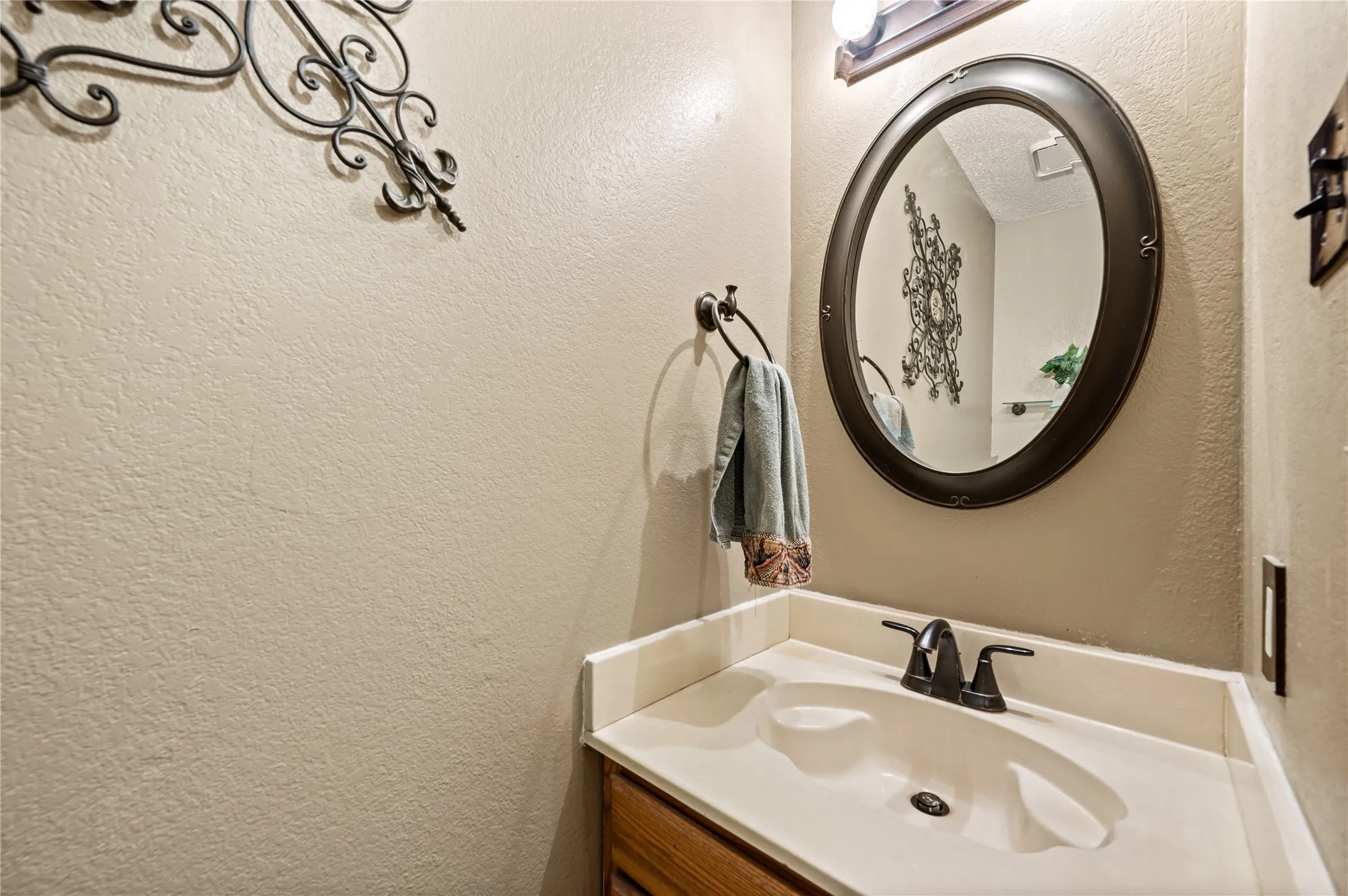 Single Family Residence For Sale in Tarrant County , 8809 Tyne Trail, Fort Worth, Texas 76118, 3 Bedroom, 3 Bathroom, 2 Garage spaces, 1,555 Sqft, built in 1986, mls#21394151, Real Estate Agent in Fort Worth, Homes For Sale in Tarrant county, Homes For Sale in Fort Worth, Realtor in Fort Worth Texas, Real Estate Brokerage Independent Realty Texas, Luminita Cordes Realtor