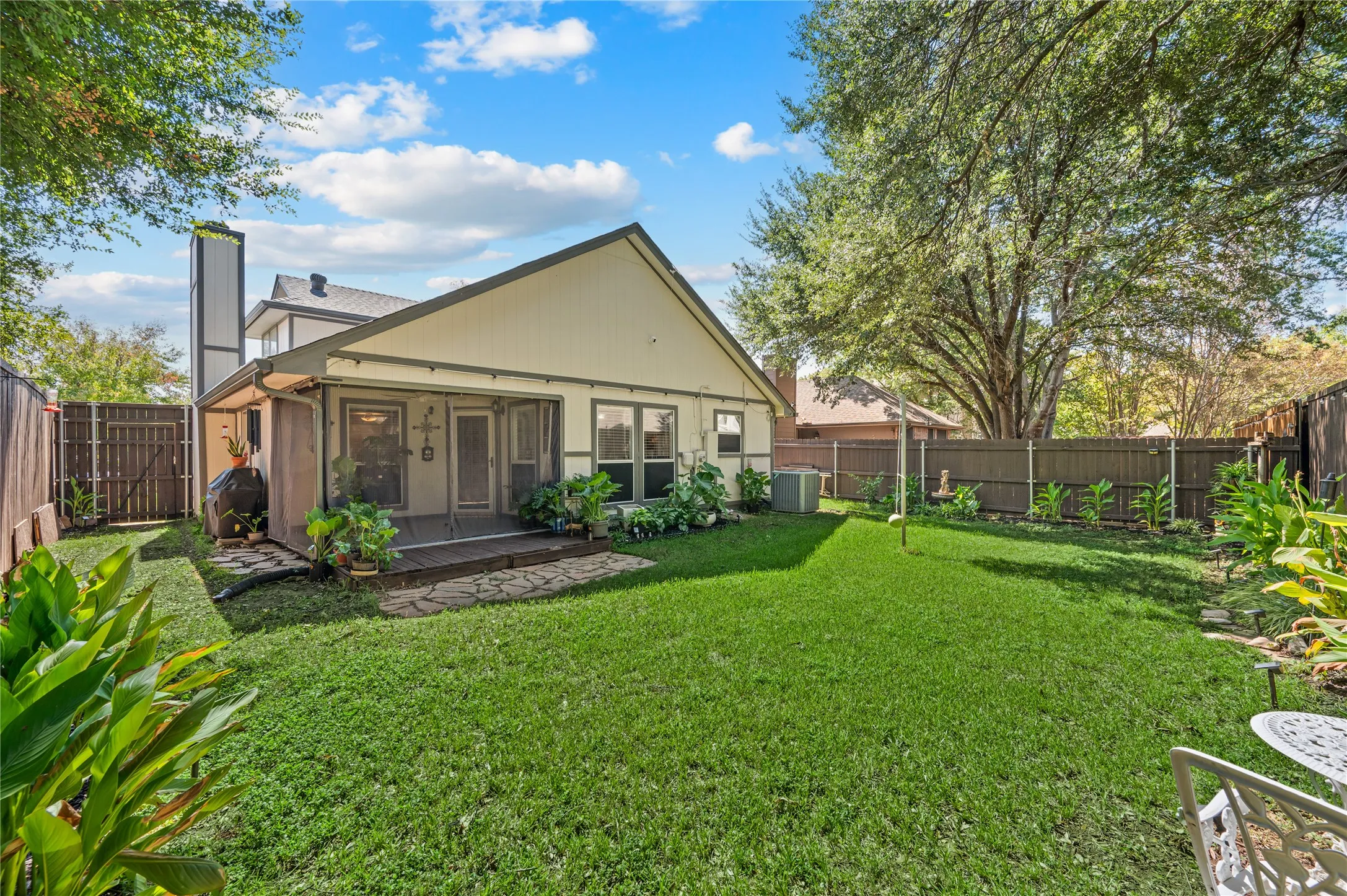 Single Family Residence For Sale in Tarrant County , 8809 Tyne Trail, Fort Worth, Texas 76118, 3 Bedroom, 3 Bathroom, 2 Garage spaces, 1,555 Sqft, built in 1986, mls#21394151, Real Estate Agent in Fort Worth, Homes For Sale in Tarrant county, Homes For Sale in Fort Worth, Realtor in Fort Worth Texas, Real Estate Brokerage Independent Realty Texas, Luminita Cordes Realtor